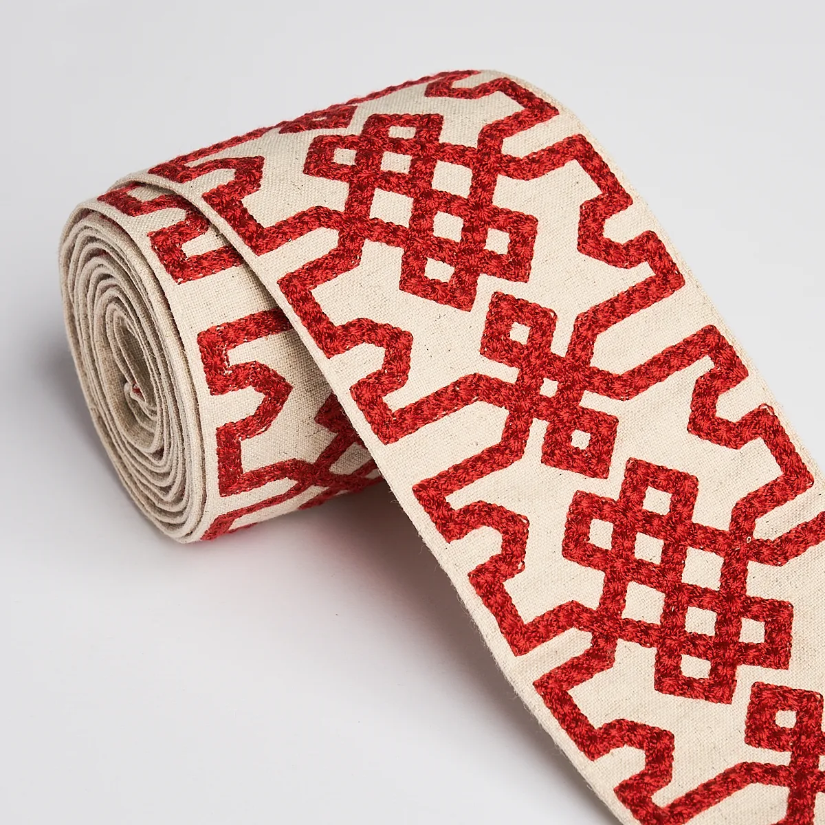 80881 | Knotted Trellis Tape - Crimson on Unbleached Schumacher Knotted Trellis Tape trim in Crimson on Unbleached (80881)
