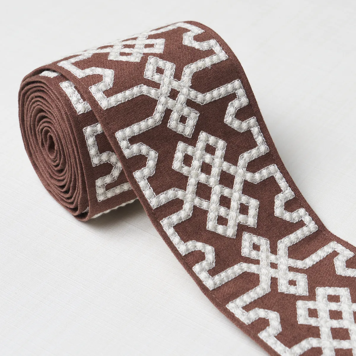80886 | Knotted Trellis Tape - Grey on Brown Schumacher Knotted Trellis Tape trim in Grey on Brown (80886)