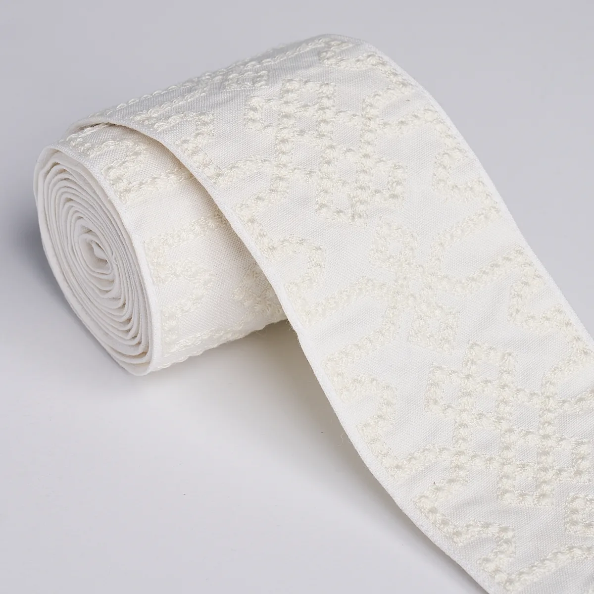 80884 | Knotted Trellis Tape - White on White Schumacher Knotted Trellis Tape trim in White on White (80884)