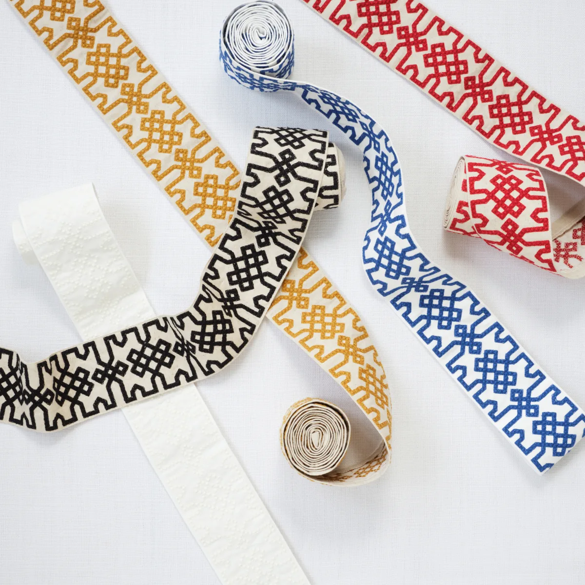 80884 | Knotted Trellis Tape - White on White Schumacher Knotted Trellis Tape trim in White on White (80884)