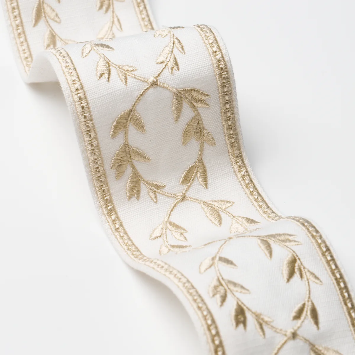 84571 | Maison Vine - Ivory Schumacher Maison Vine trim in Ivory (84571)