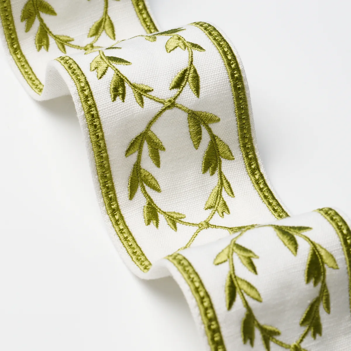 84570 | Maison Vine - Leaf Schumacher Maison Vine trim in Leaf (84570)
