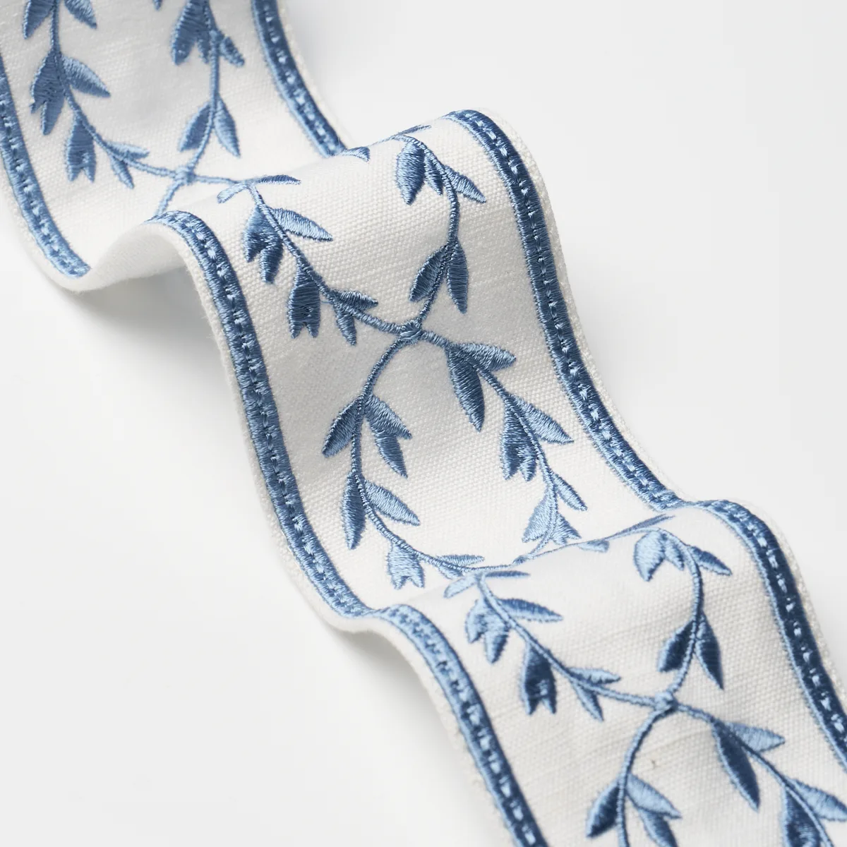 84573 | Maison Vine - Porcelain Schumacher Maison Vine trim in Porcelain (84573)