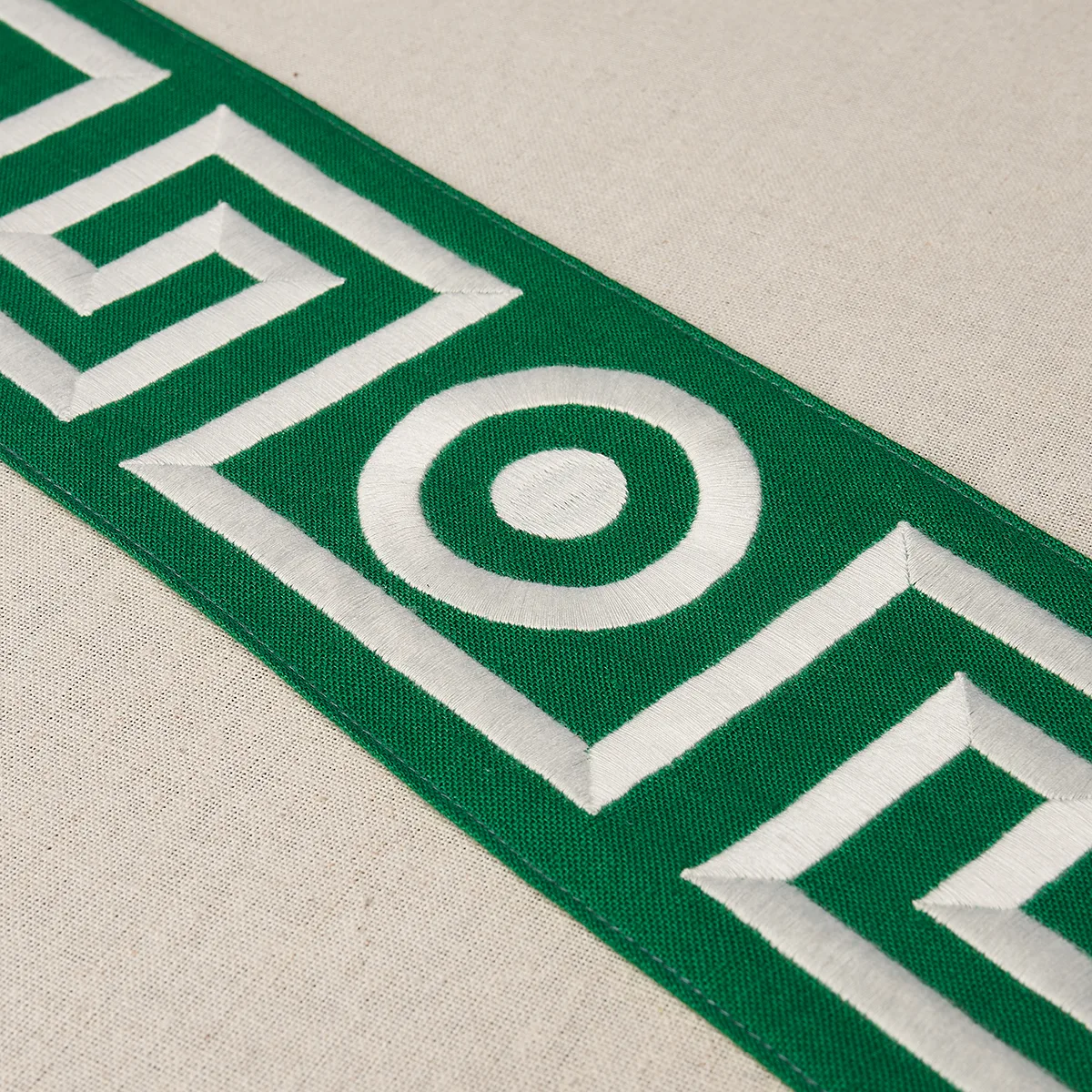181250 | Plato Tape - Green Schumacher Plato Tape trim in Green (181250)