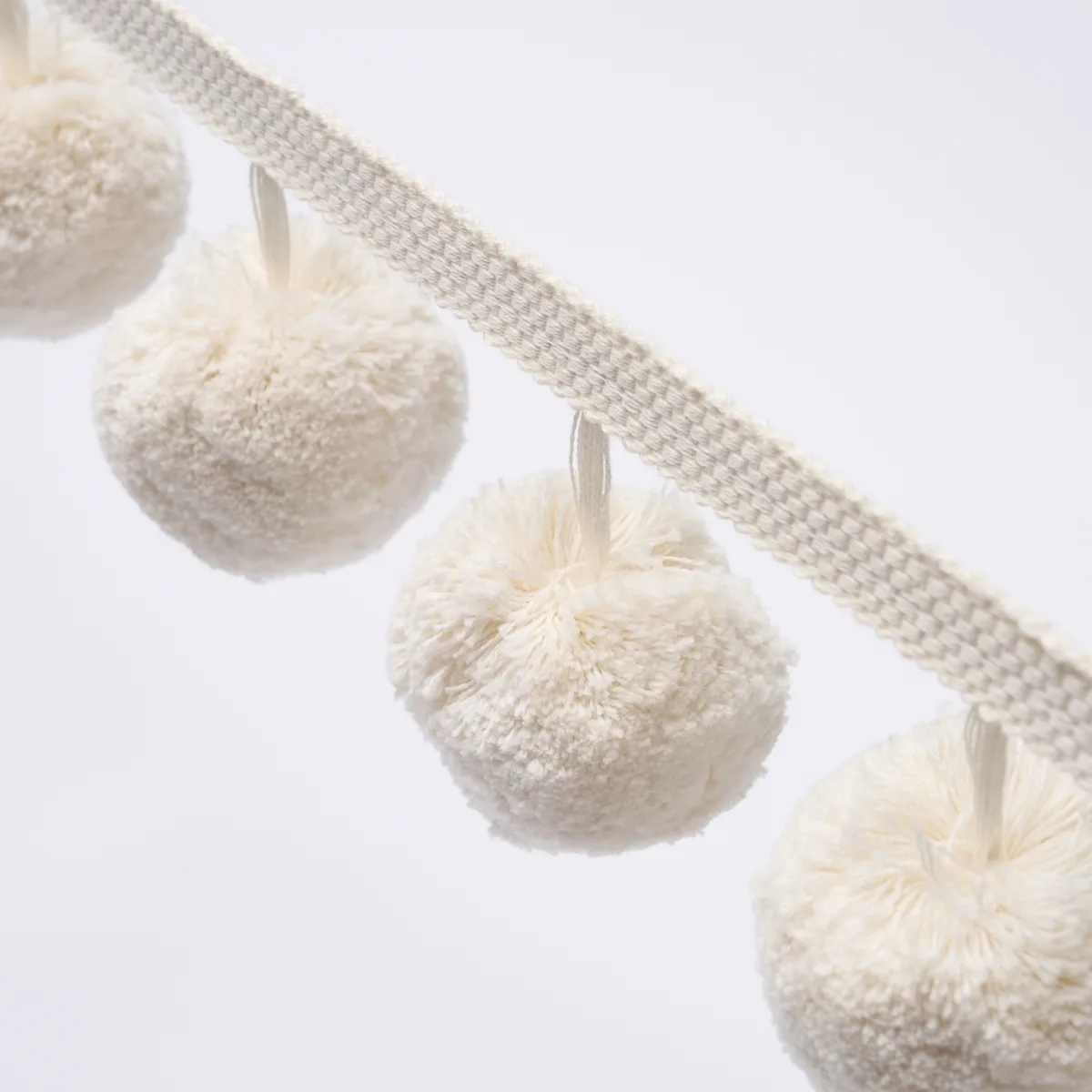 84770 | Pom Pom Trim - Ivory Schumacher Pom Pom Trim in Ivory (84770)