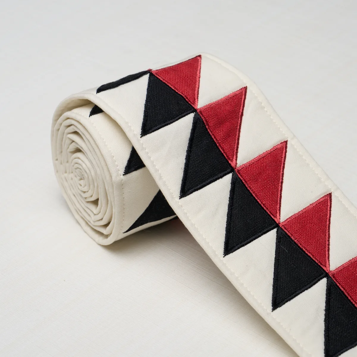 87582 | Quilted Diamond Tape - Black & Red Schumacher Quilted Diamond Tape trim in Black & Red (87582)