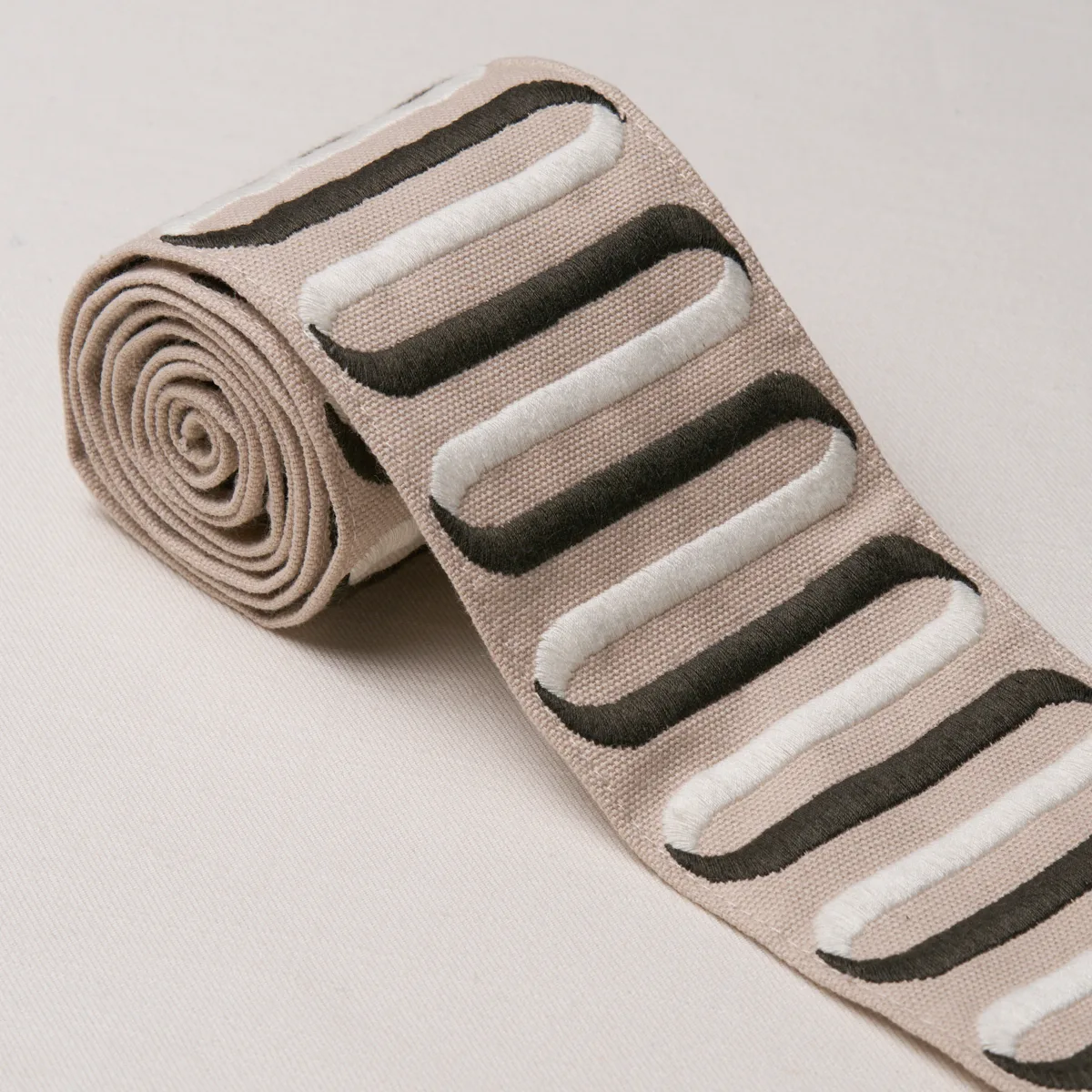 86341 | Ribbon Tape - Cream Schumacher Ribbon Tape trim in Cream (86341)