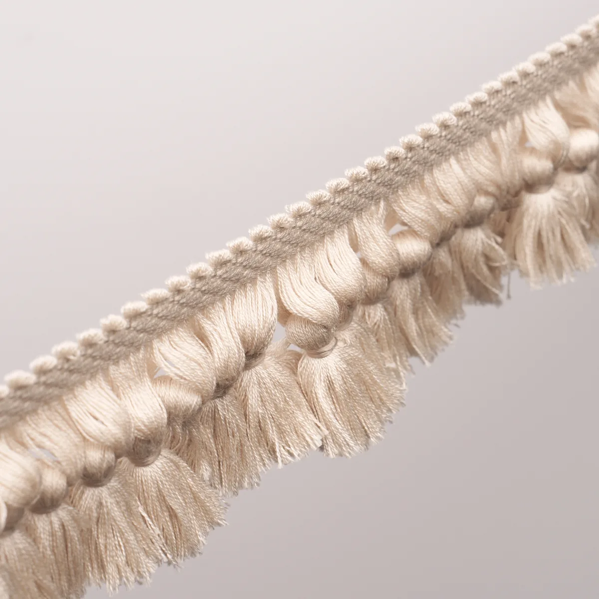 85681 | Rosalind Tassel Trim - Natural Schumacher Rosalind Tassel Trim in Natural (85681)