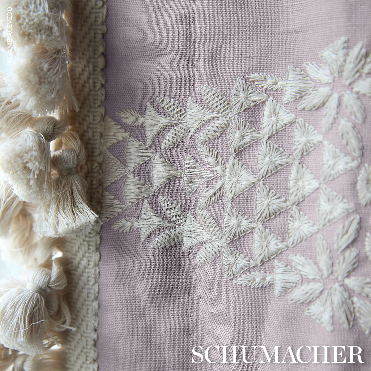 85681 | Rosalind Tassel Trim - Natural Schumacher Rosalind Tassel Trim in Natural (85681)