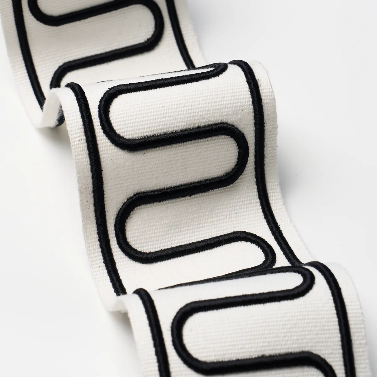 84624 | Royere Scroll - Black Schumacher Royere Scroll trim in Black (84624)
