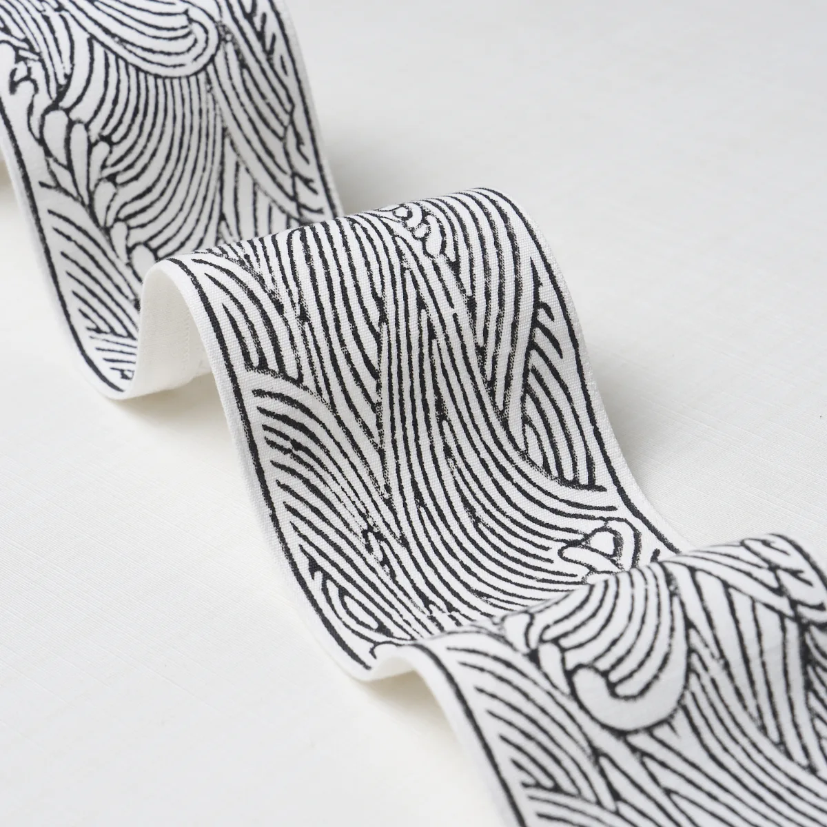 86216 | Umi Tape - Black Schumacher Umi Tape trim in Black (86216)