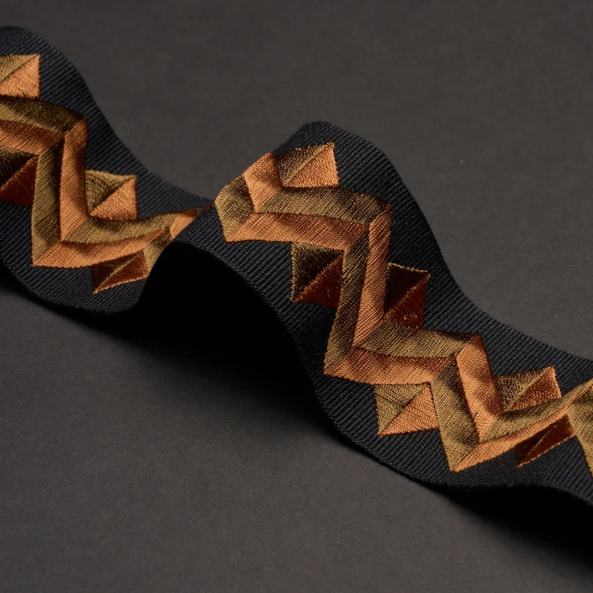 85583 | Zigzag Moderne Tape - Goldstone Schumacher Zigzag Moderne Tape trim in Goldstone (85583)