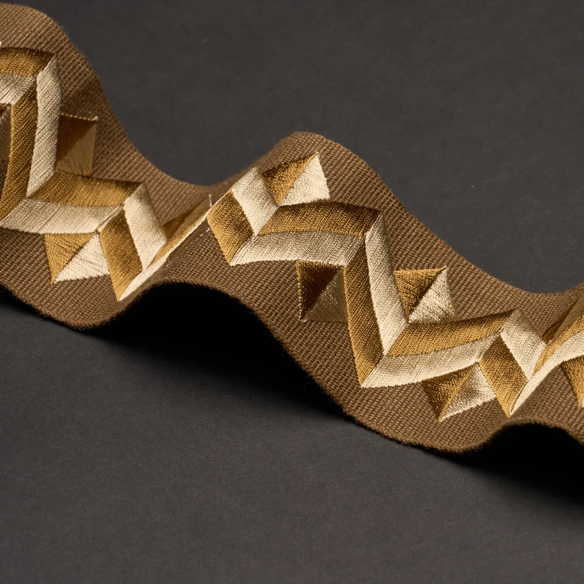 85581 | Zigzag Moderne Tape - Tiger'S Eye Schumacher Zigzag Moderne Tape trim in Tiger'S Eye (85581)