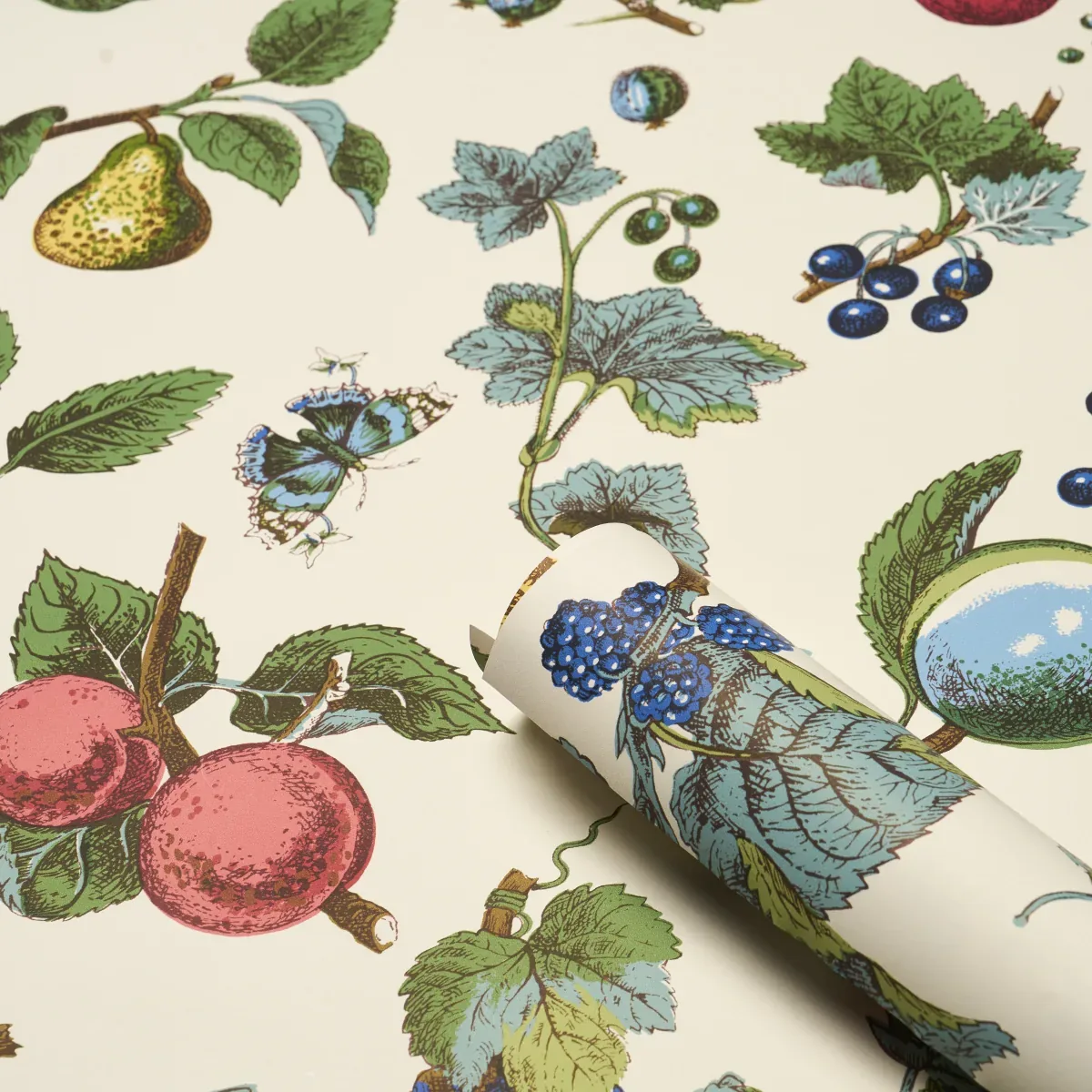 BERRY GROVE - IVORY Schumacher Wallpaper | Wallpaper Twins BERRY GROVE IVORY Schumacher Wallpaper wallpaper - SKU 5015652