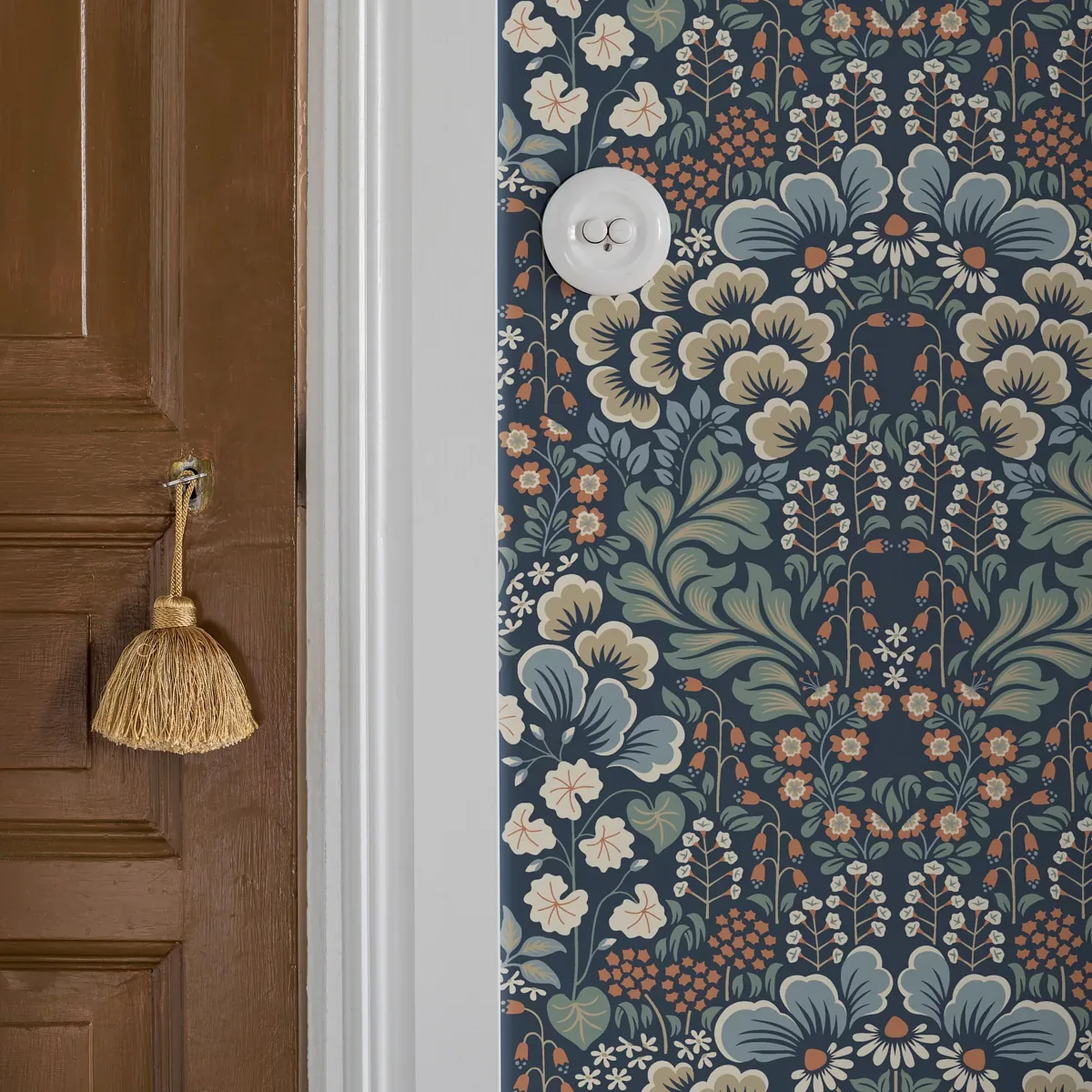 BLOMSTERVALL - MIDNIGHT MULTI Schumacher Wallpaper | Wallpap BLOMSTERVALL MIDNIGHT MULTI Schumacher Wallpaper wallpaper - SKU 2097