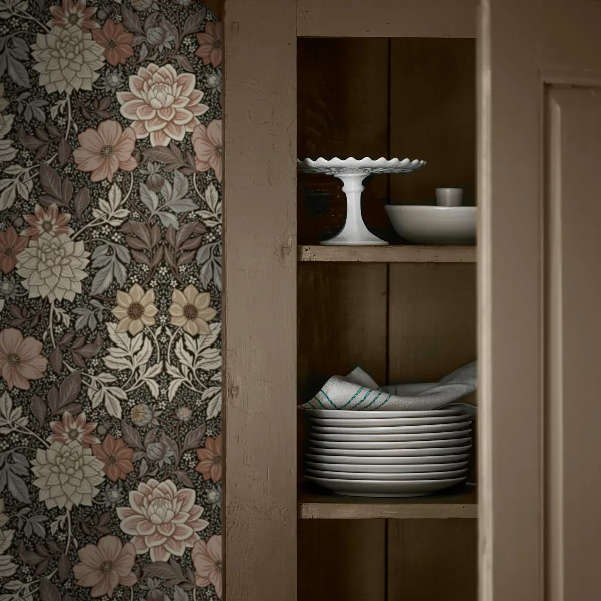 DAHLIA GARDEN - BROWN Schumacher Wallpaper | Wallpaper Twins DAHLIA GARDEN BROWN Schumacher Wallpaper wallpaper - SKU 7689