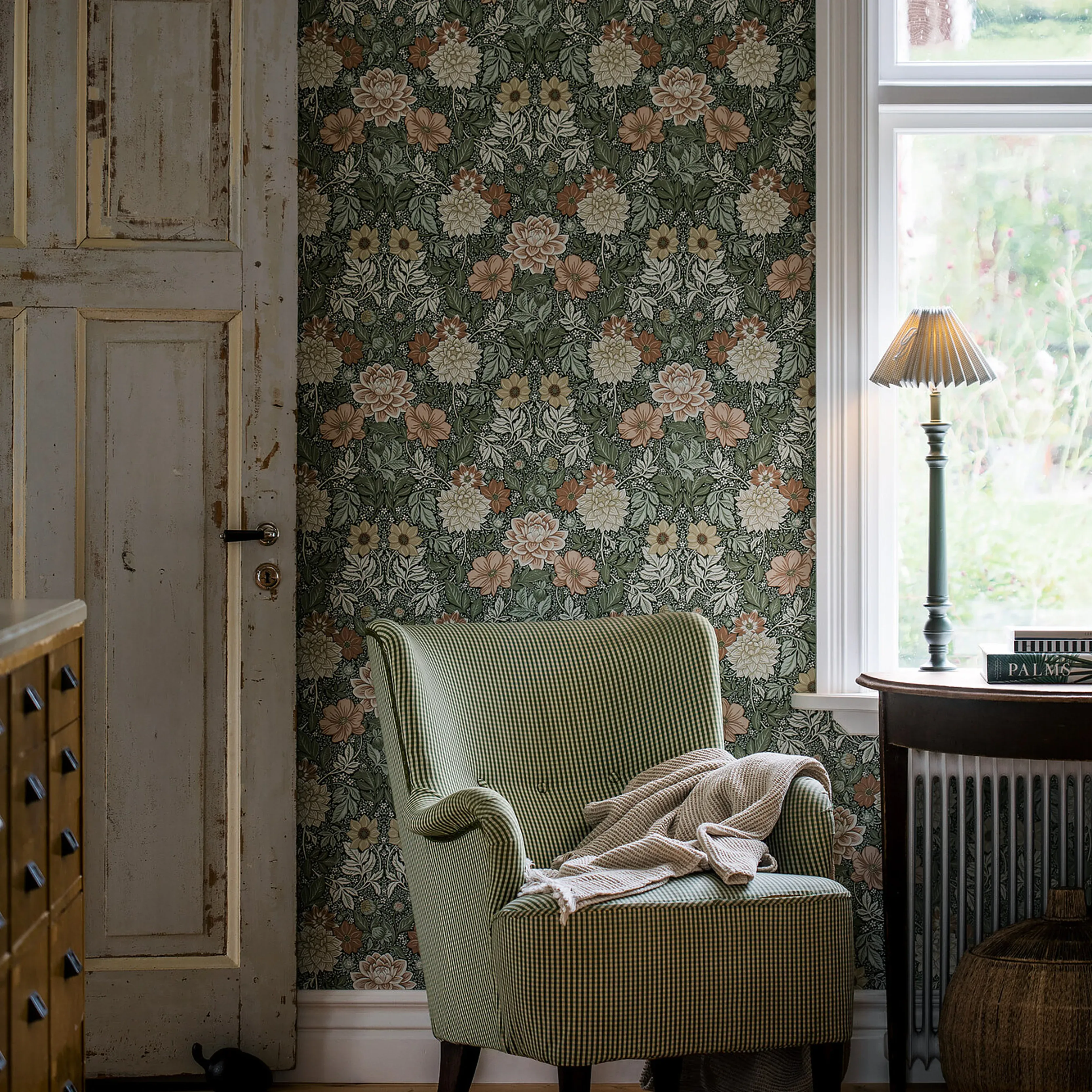 DAHLIA GARDEN - GREEN Schumacher Wallpaper | Wallpaper Twins DAHLIA GARDEN GREEN Schumacher Wallpaper wallpaper - SKU 7666