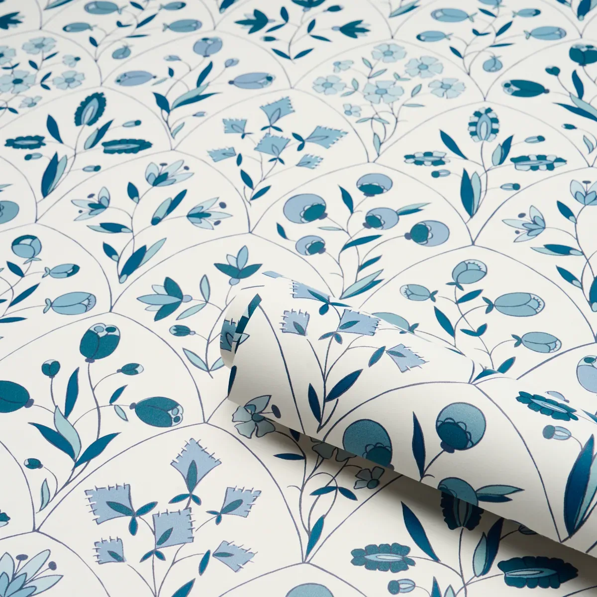 FRANCES SCALLOP FLORAL - BLUES Schumacher Wallpaper | Wallpa FRANCES SCALLOP FLORAL BLUES Schumacher Wallpaper wallpaper - SKU 5015962