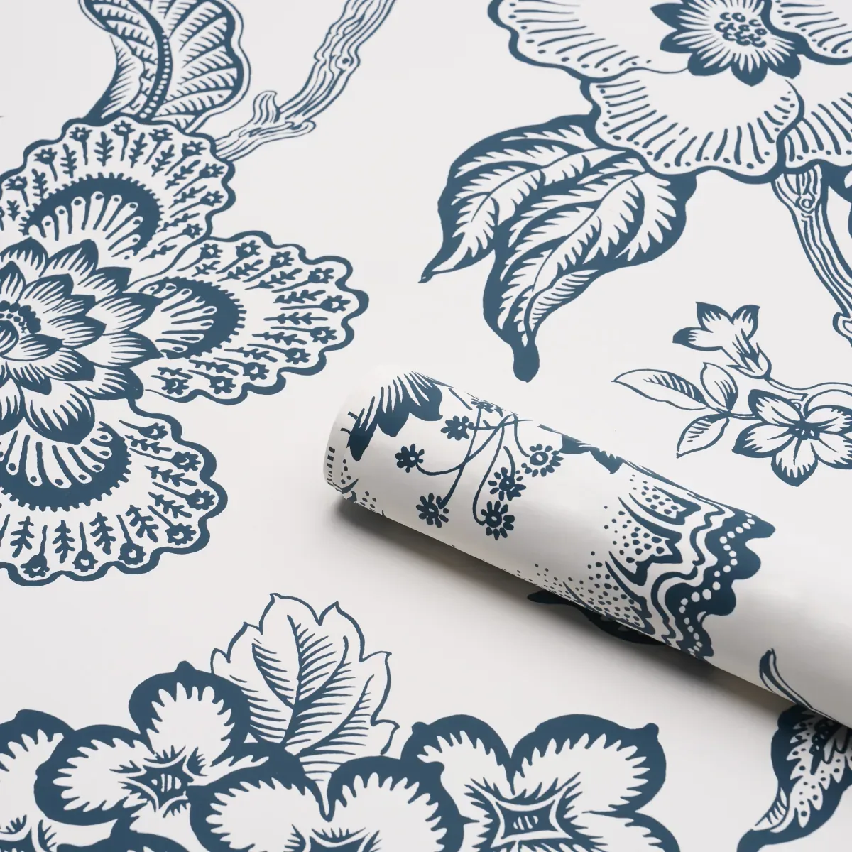 HOTHOUSE FLOWERS SILHOUETTE PEACOCK ON WHITE Schumacher Wallpaper wallpaper - SKU 5015324