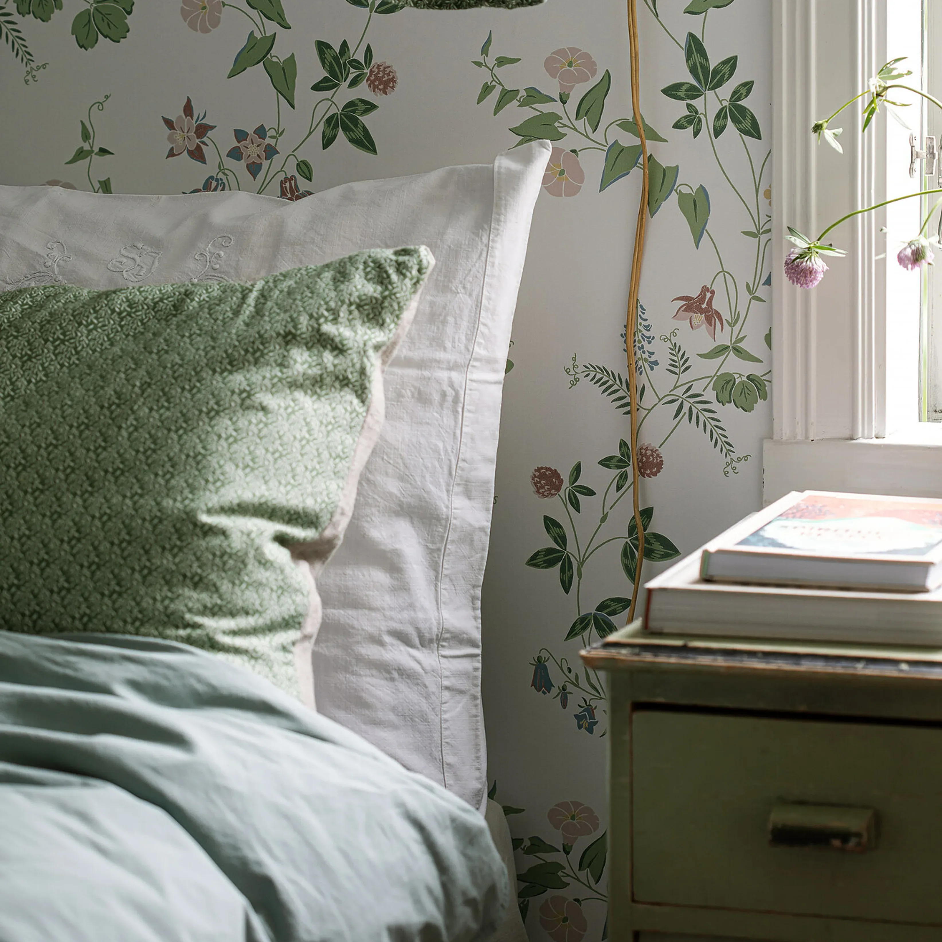Schumacher MIDSUMMERS EVE - IVORY Wallpaper | Buy Online Schumacher MIDSUMMERS EVE wallpaper, color IVORY, SKU 7680