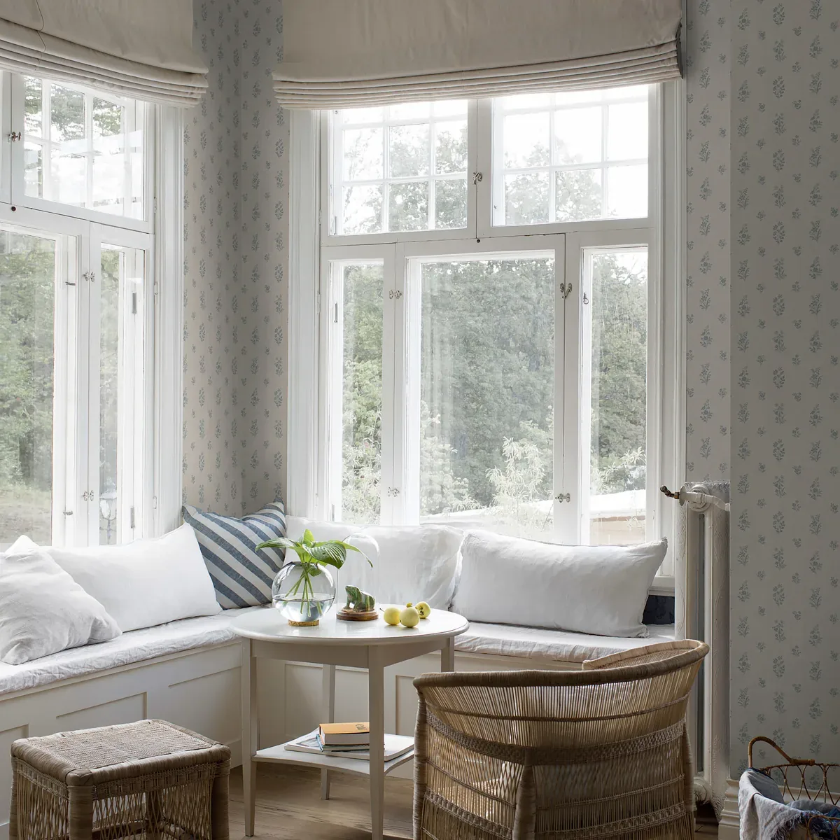 PETIT FLEURS BLUE Schumacher Wallpaper wallpaper - SKU 4264
