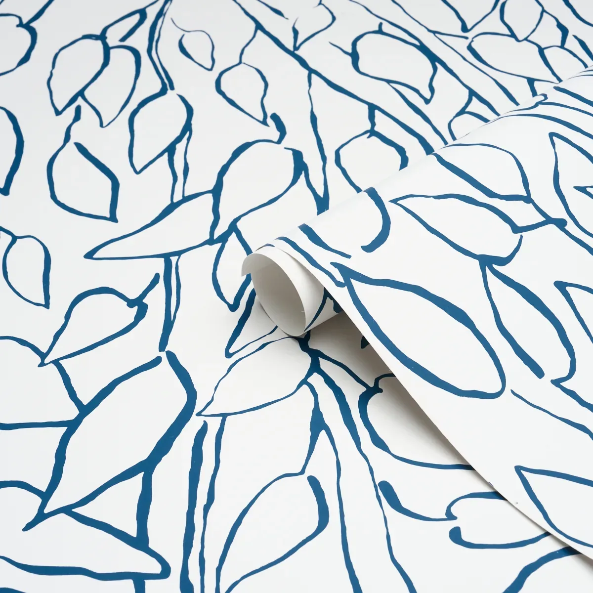 SOLANDRA VINE NAVY Schumacher Wallpaper wallpaper - SKU 5010073