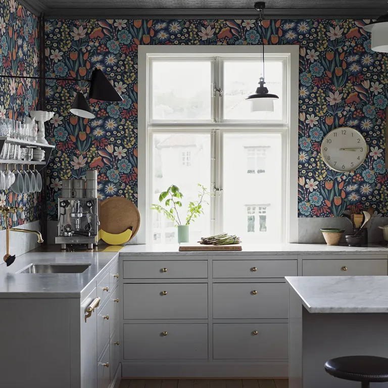 Schumacher TRÄDGÅRDEN wallpaper, color MIDNIGHT MULTI, SKU 2095