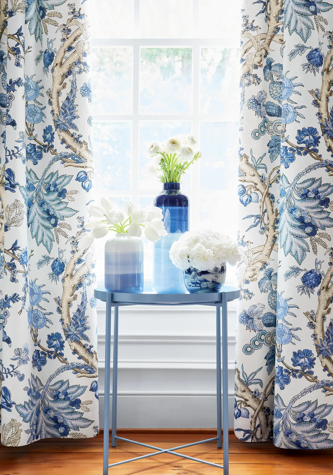 Thibaut Chatelain in Blue and White (F910846)