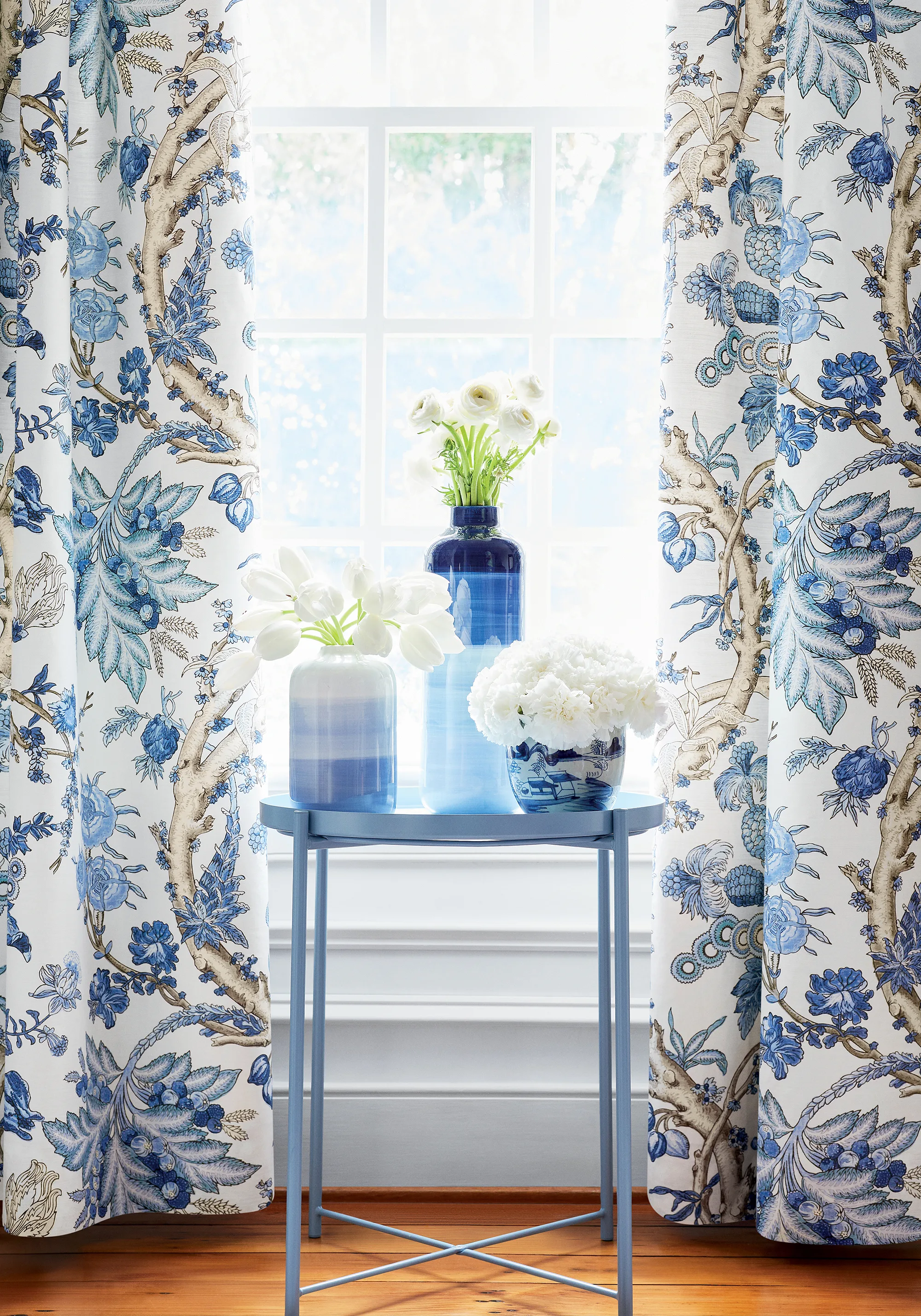 Thibaut Chatelain in Blue and White (F910846)