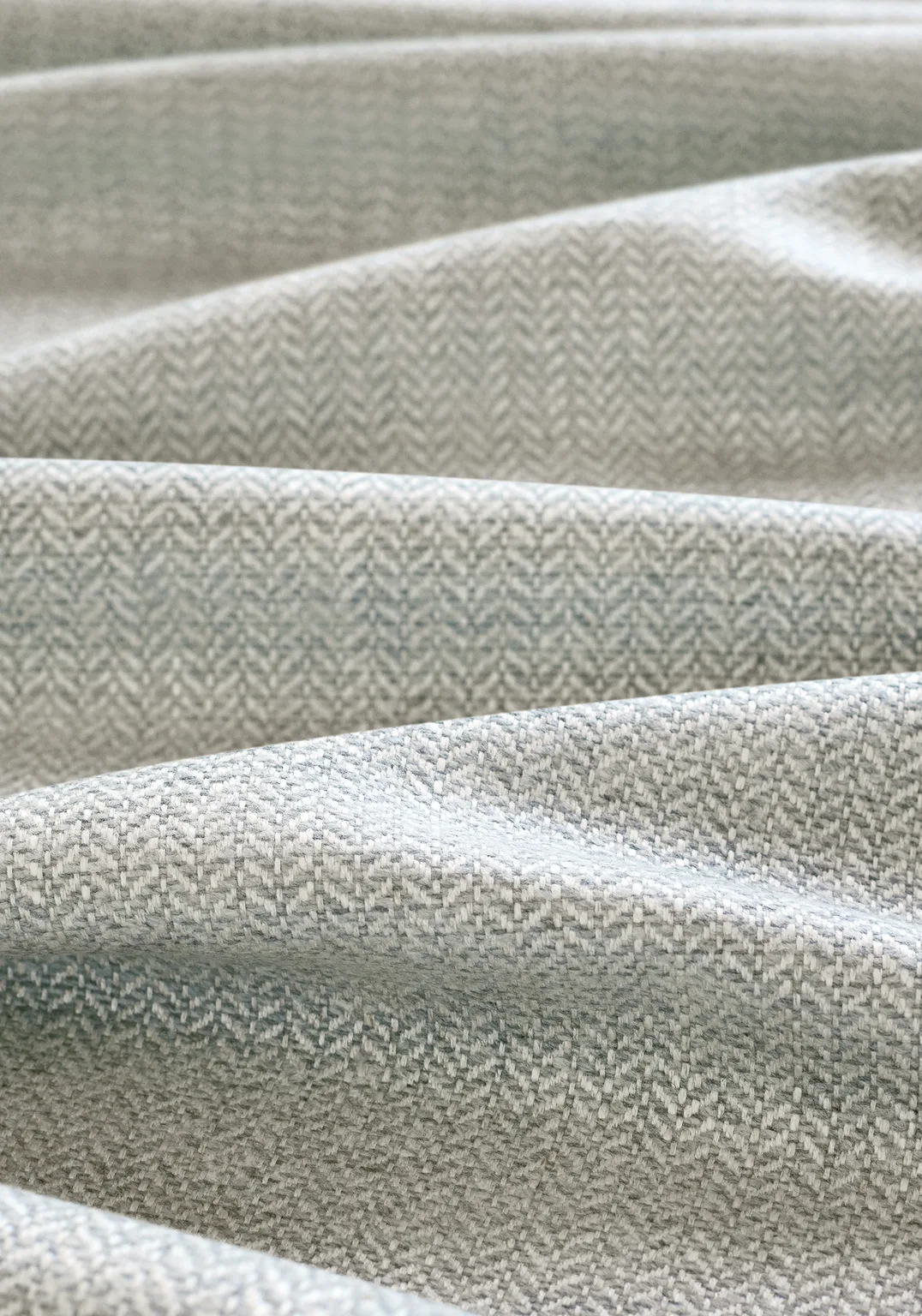 Thibaut Heath in Smoke (W80930)