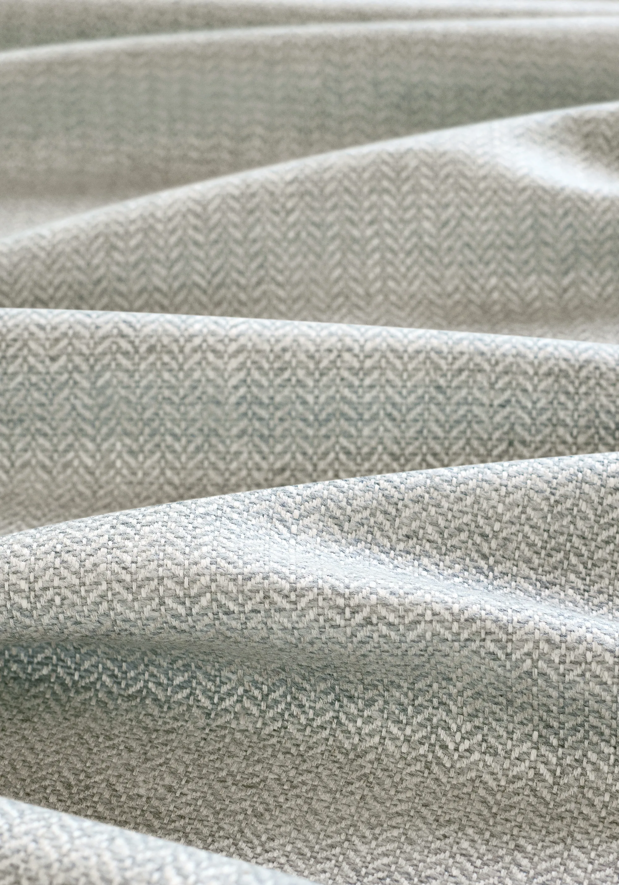 Thibaut Heath in Smoke (W80930)