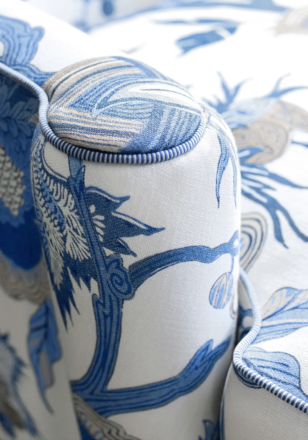 Thibaut Indienne Jacobean in Blue and White (F936418)