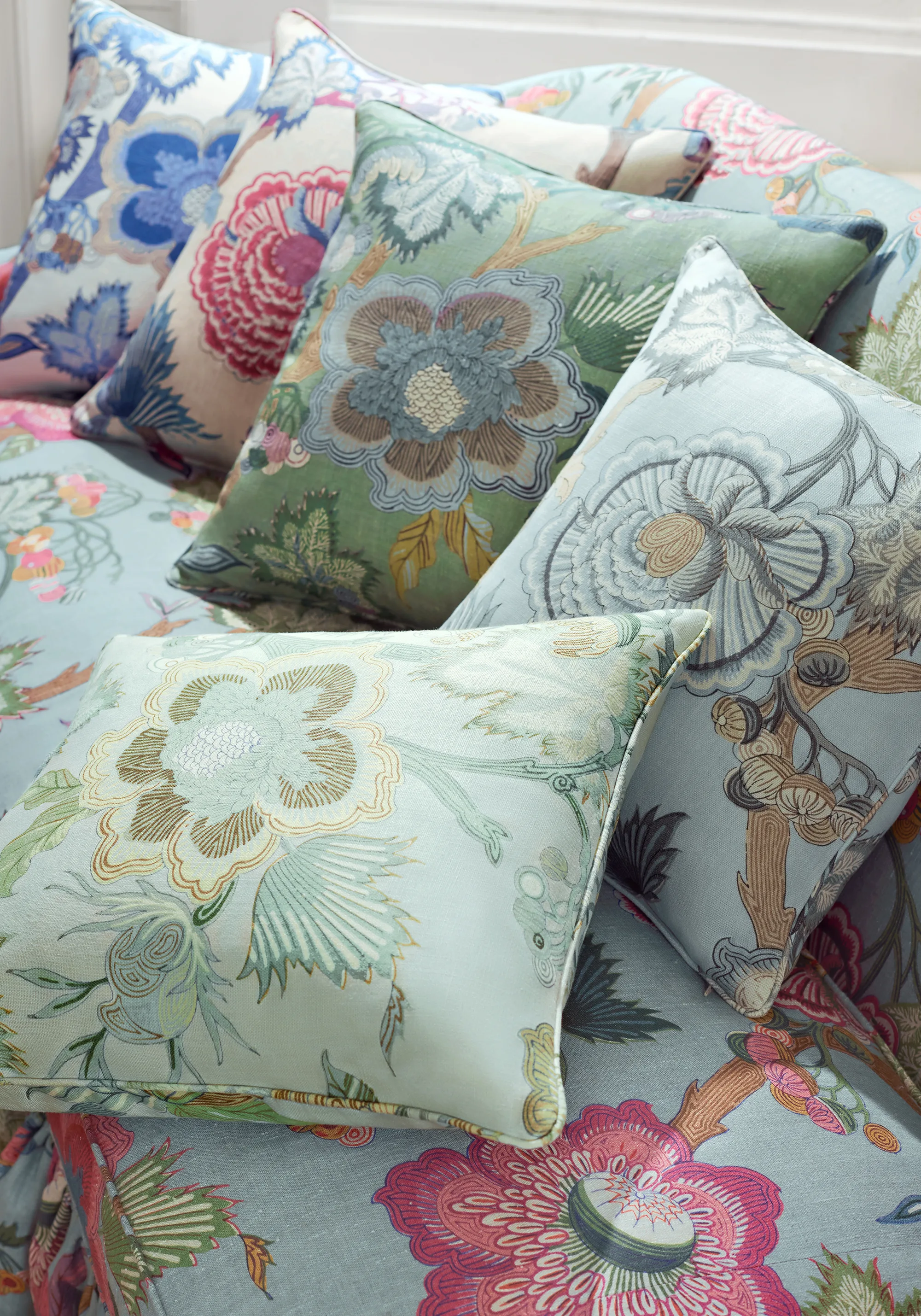Thibaut Indienne Jacobean in Blue and White (F936418)