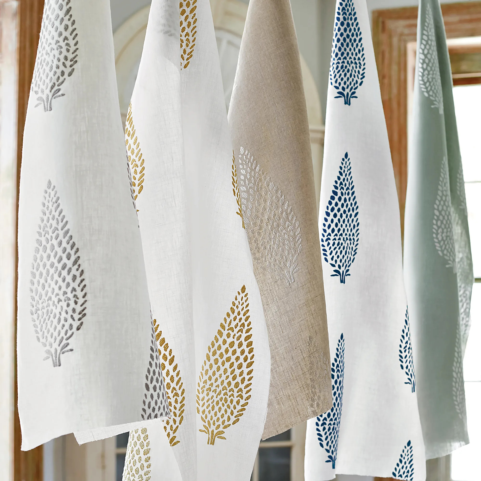 Anna French Manor Embroidery in Gold on White (AW73009)
