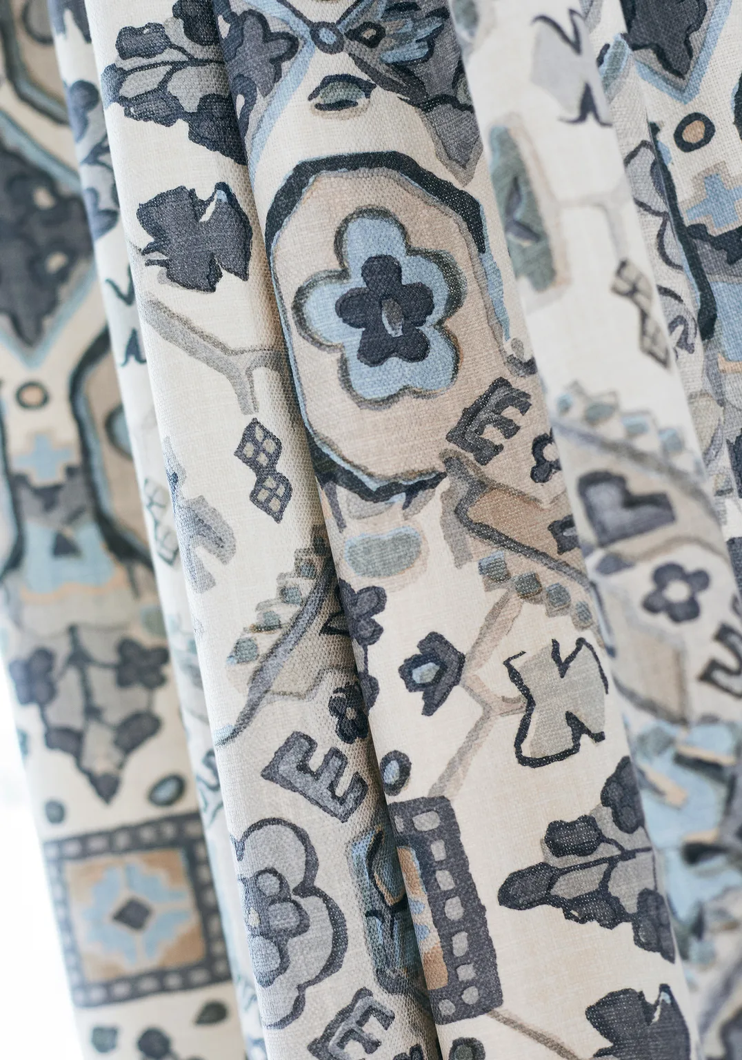 Thibaut Persian Carpet in Grey and Beige (F910828)