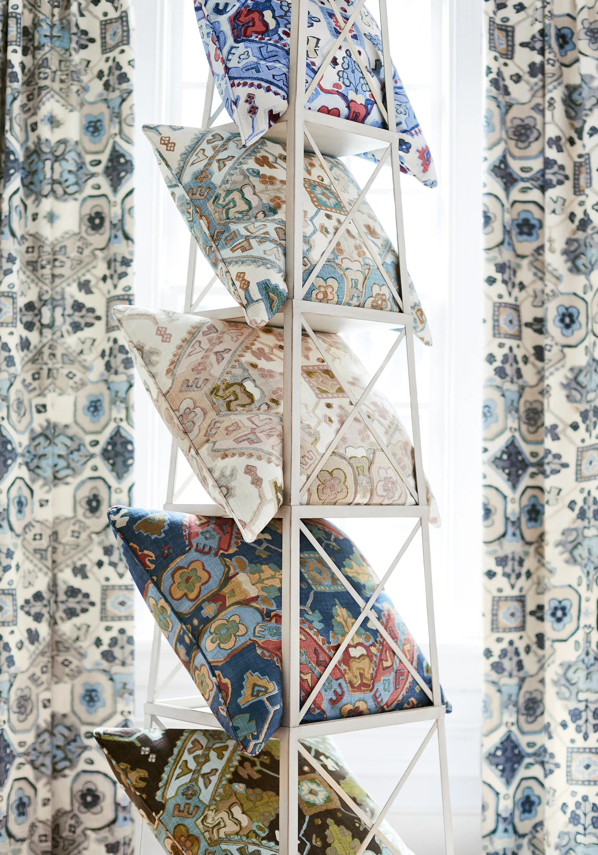 Thibaut Persian Carpet in Navy (F910829)