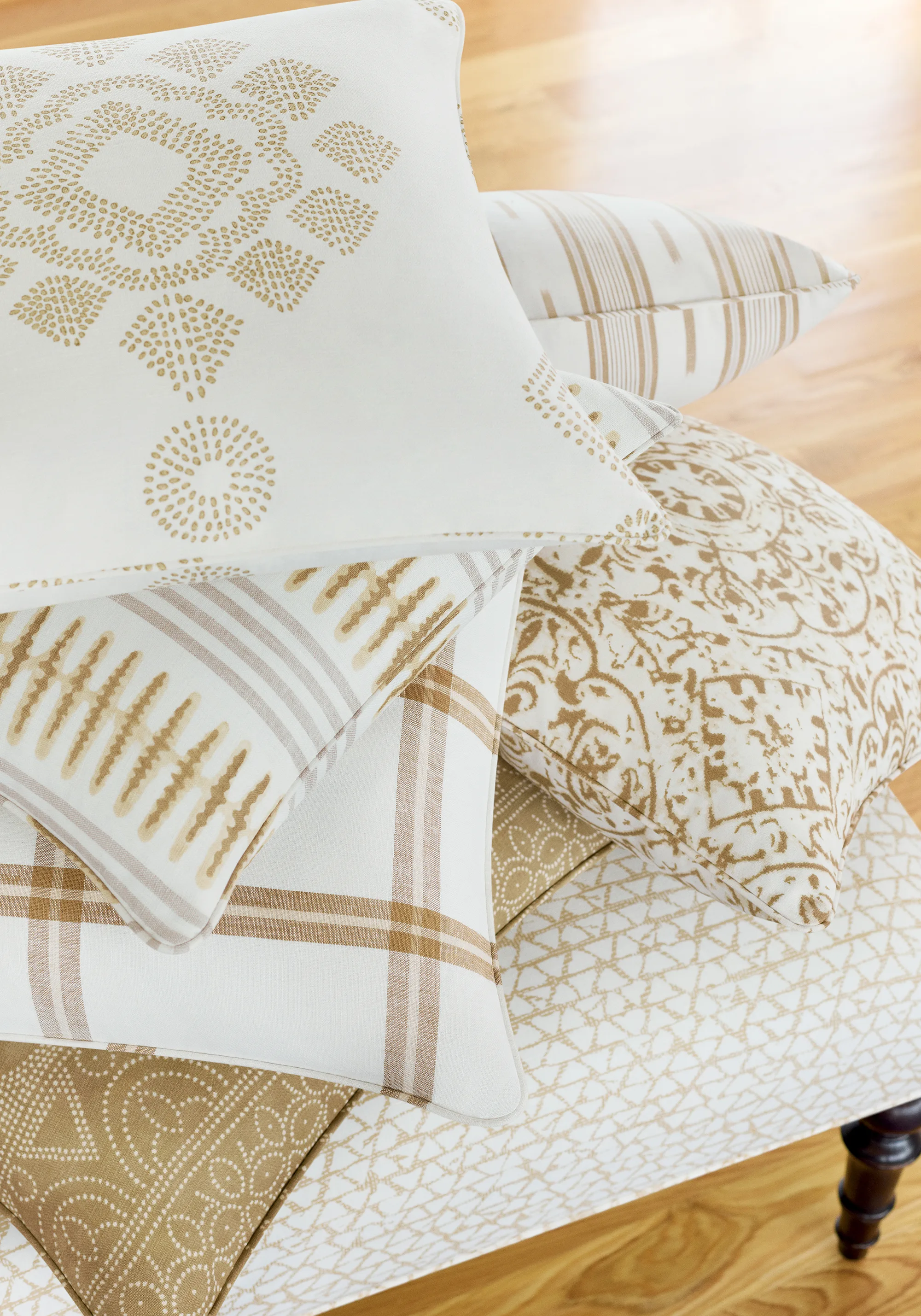 Thibaut Province Medallion in Camel (F981321)