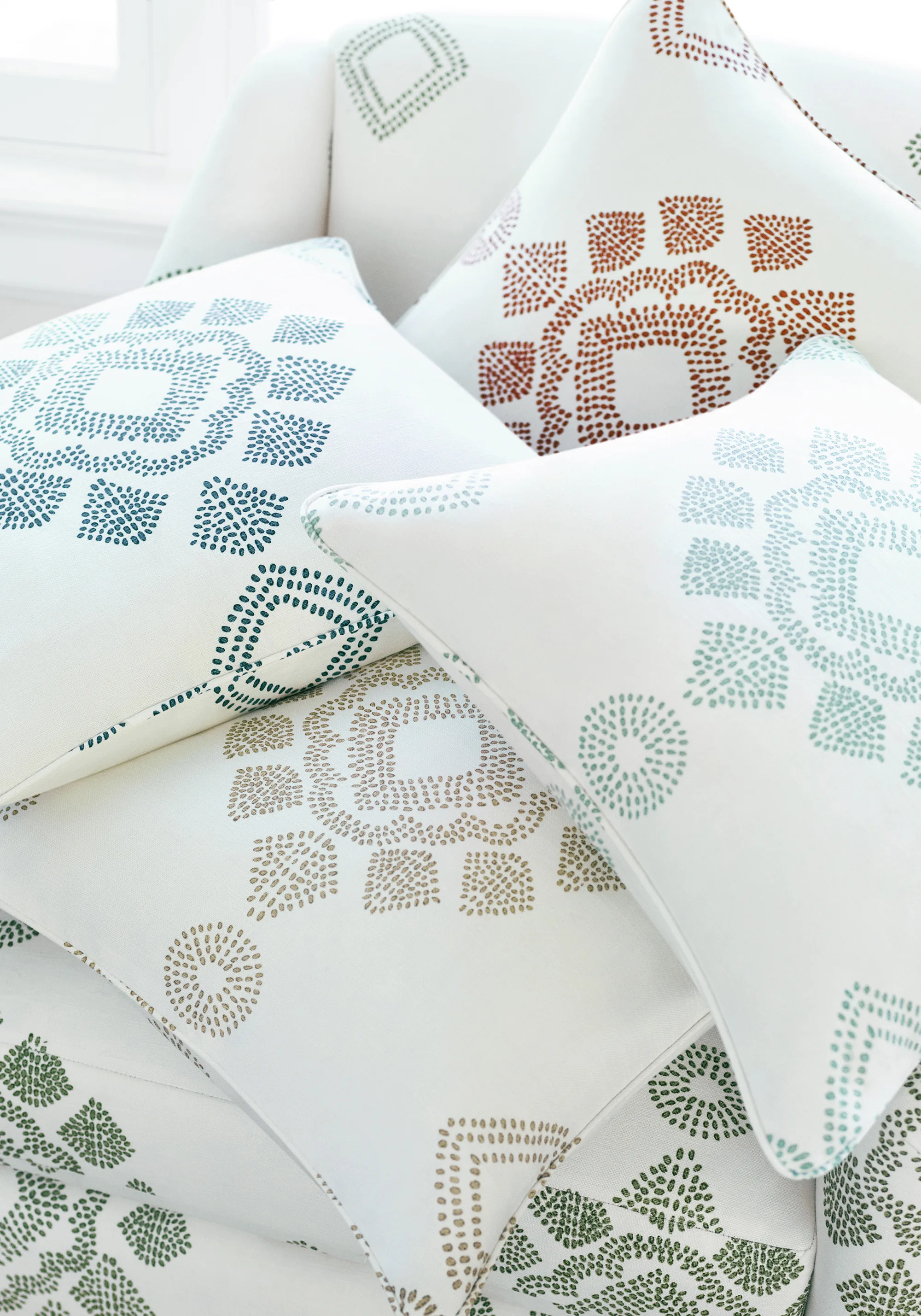 Thibaut Province Medallion in Navy (F981323)