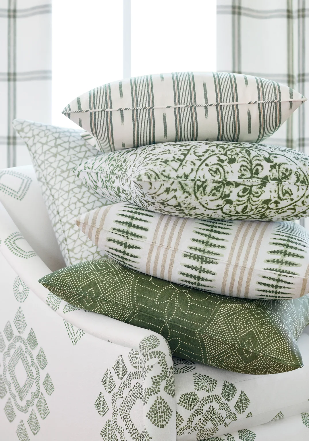 Thibaut Province Medallion in Spruce (F981322)