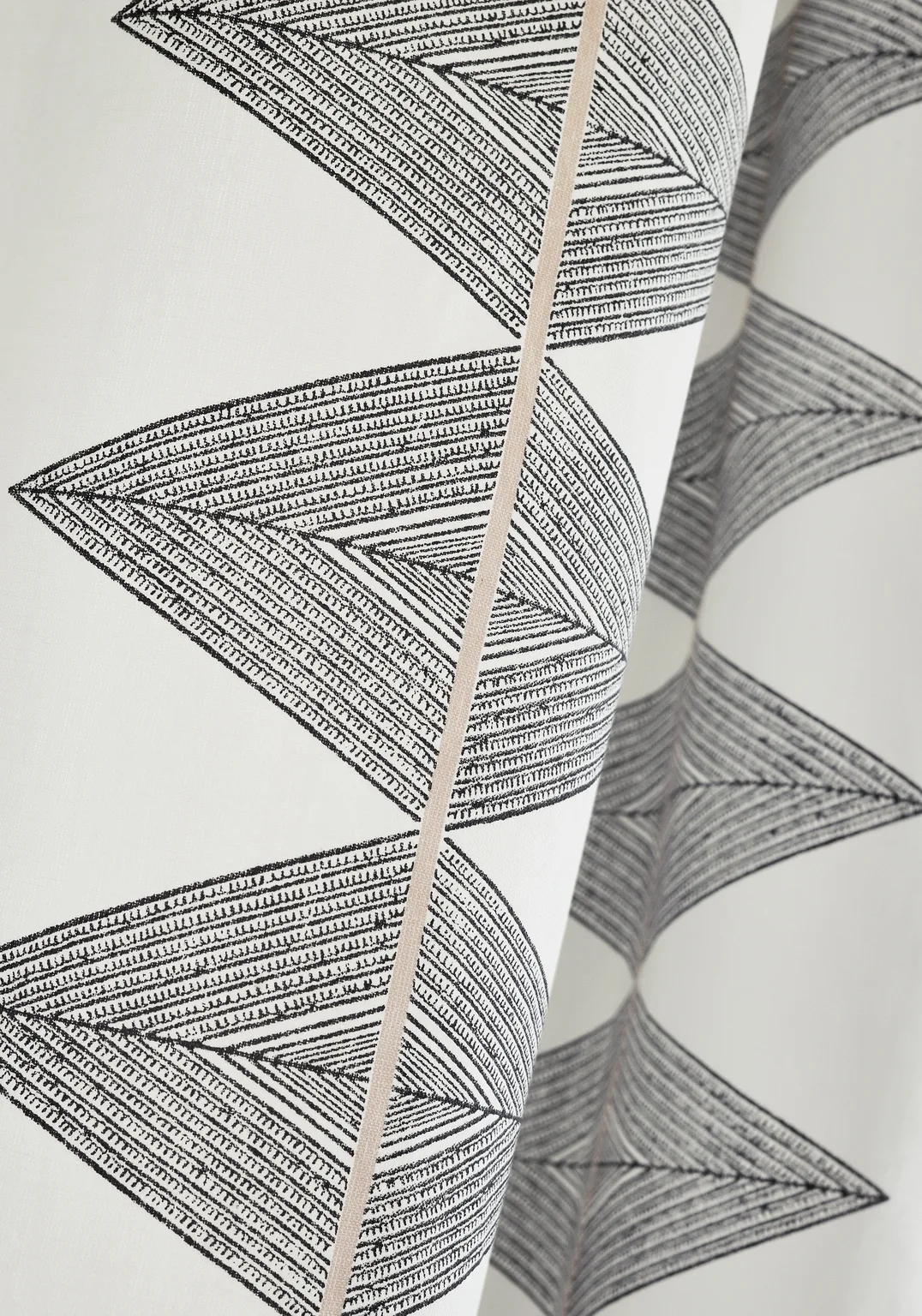Thibaut Reflection in Basalt Black (F912015)