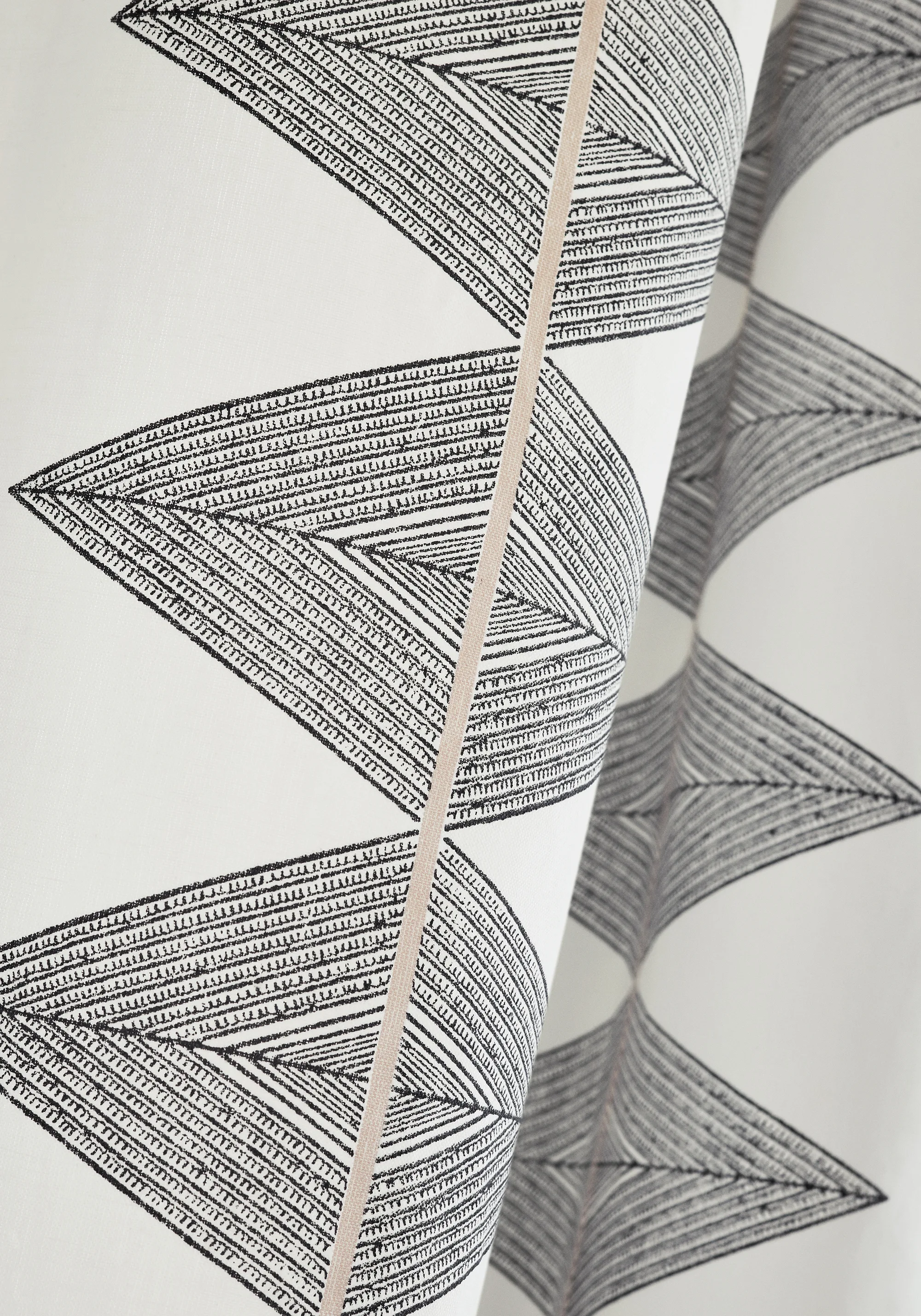 Thibaut Reflection in Basalt Black (F912015)
