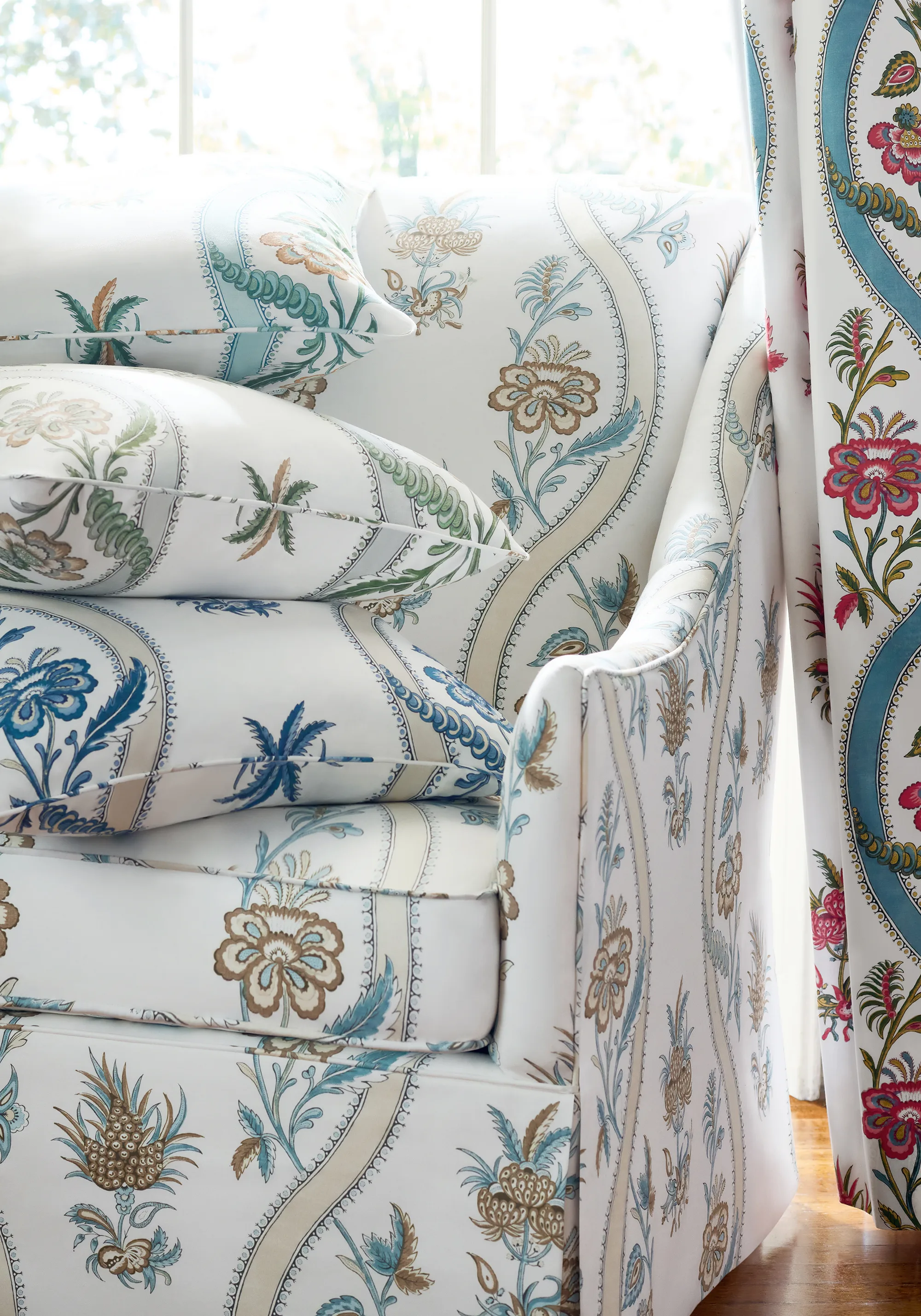 Thibaut Ribbon Floral in Blue and White (F936423)