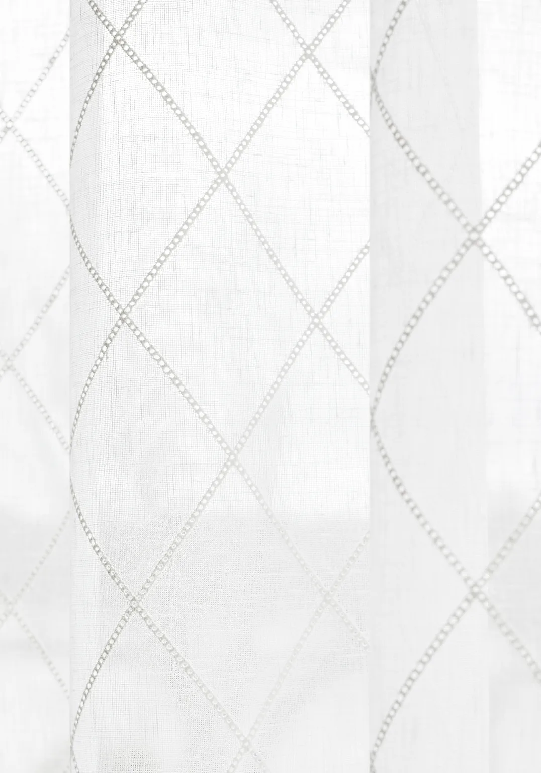 Thibaut Skipton Trellis in Snow White (FWW7104)
