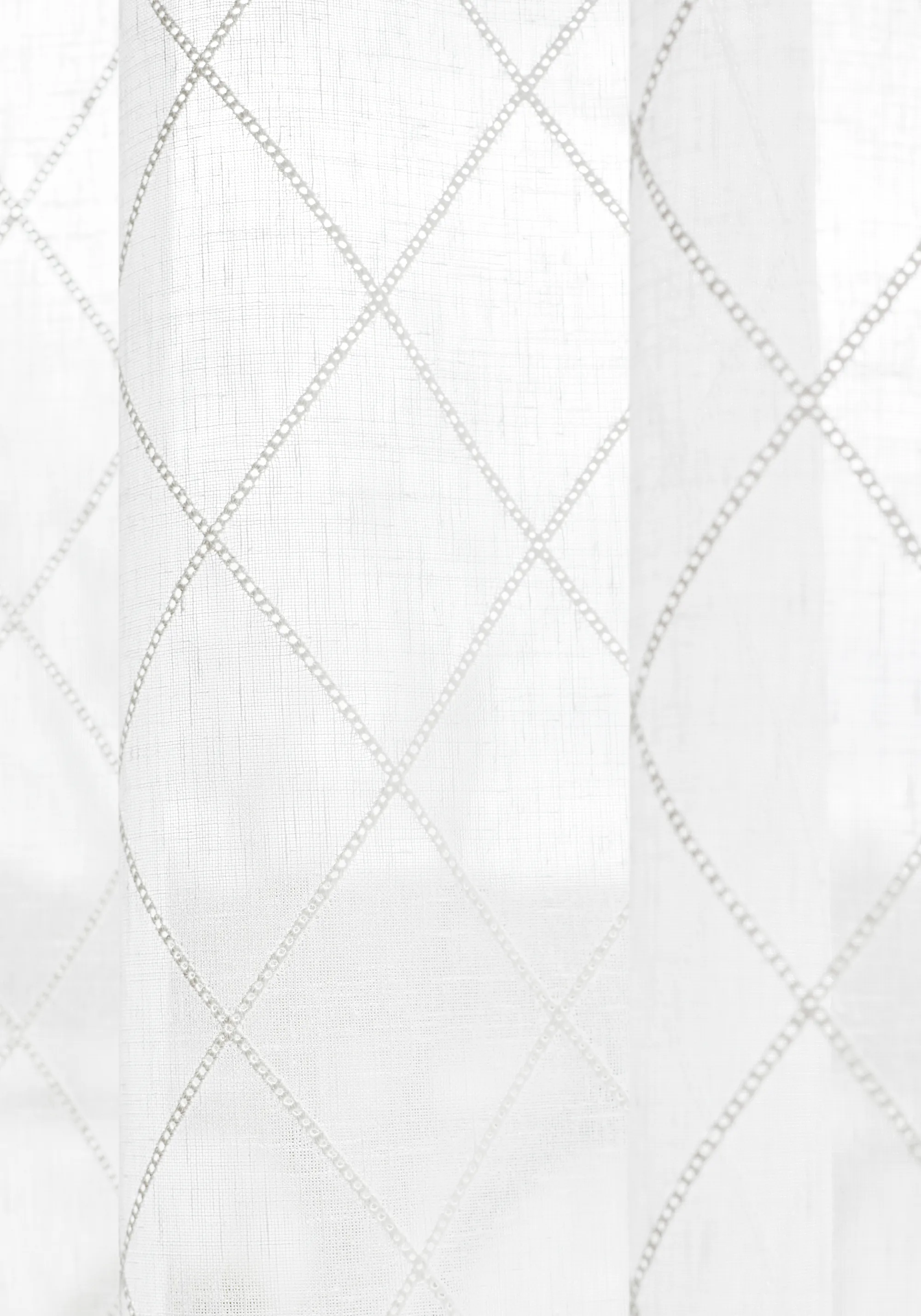 Thibaut Skipton Trellis in Snow White (FWW7104)