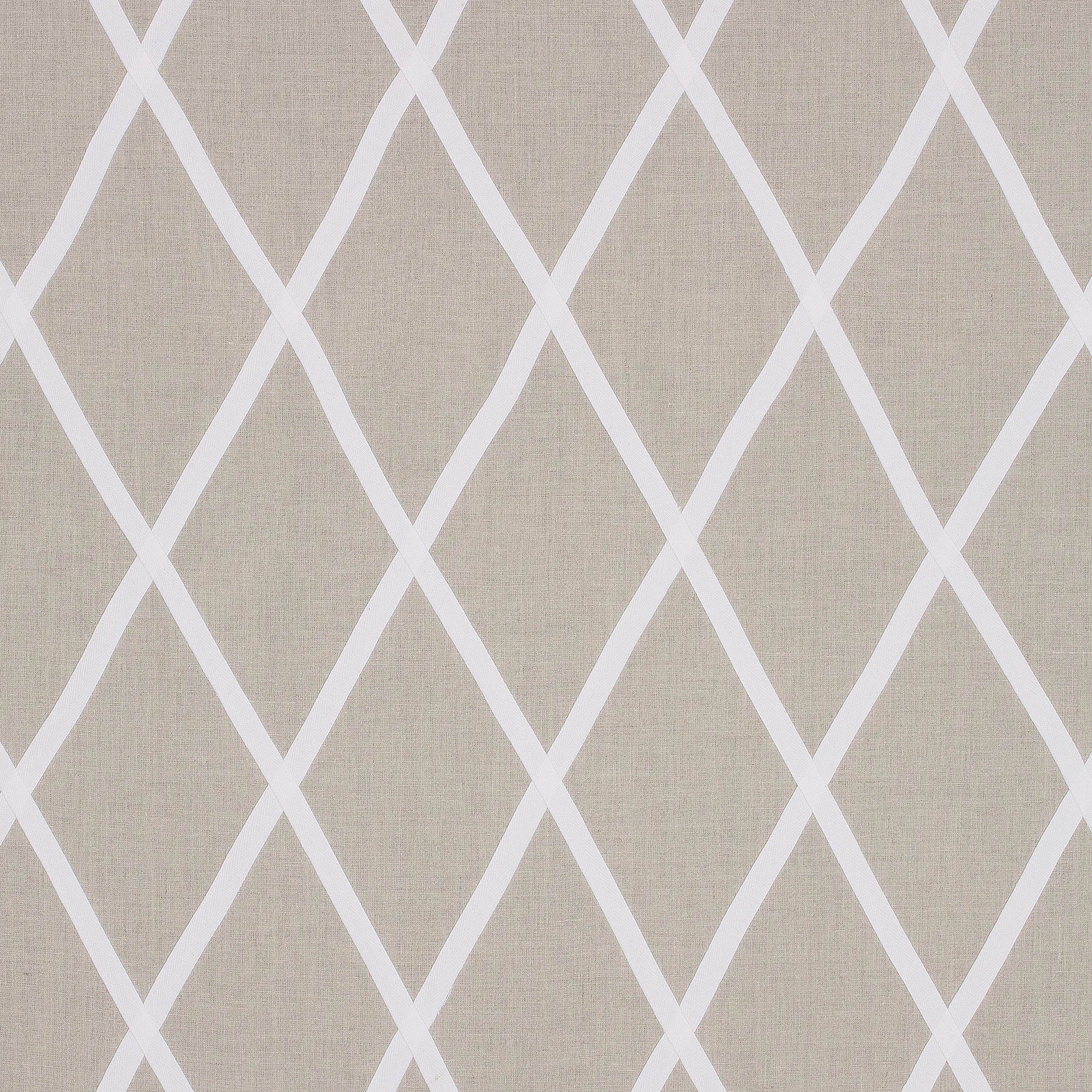 AW78709 | Tarascon Trellis Applique – White on Natural