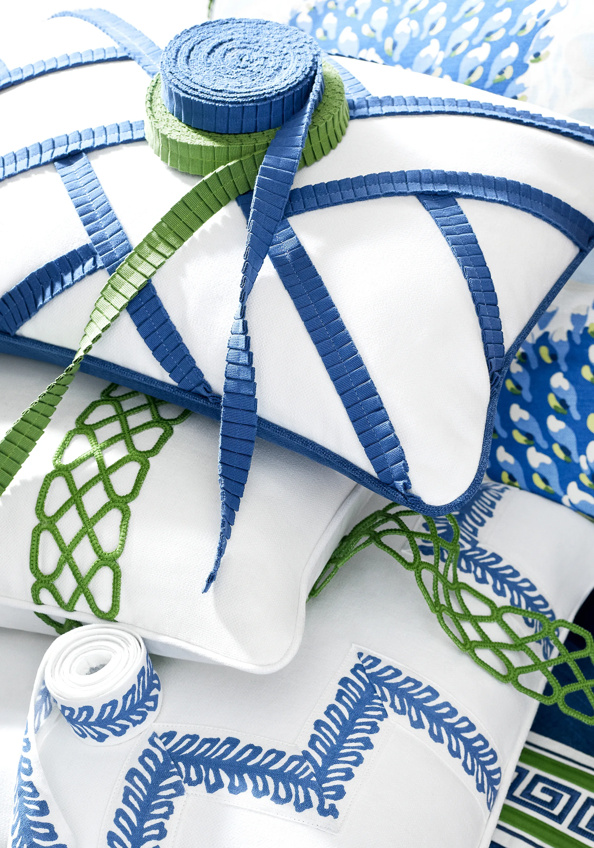 Thibaut Ripley Applique in Kelly (E12021)