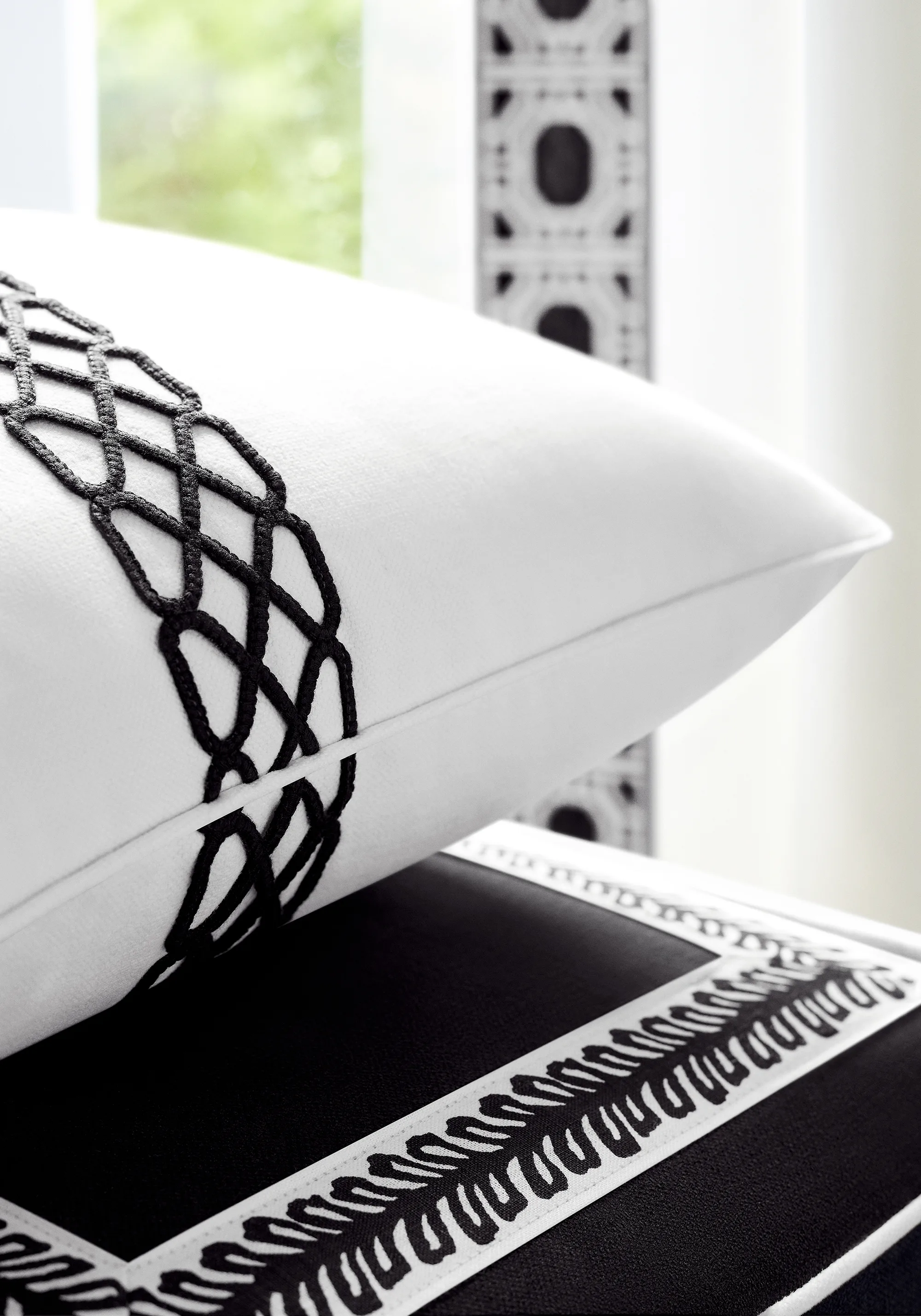 Thibaut Ripley Applique in Onyx (E12030)
