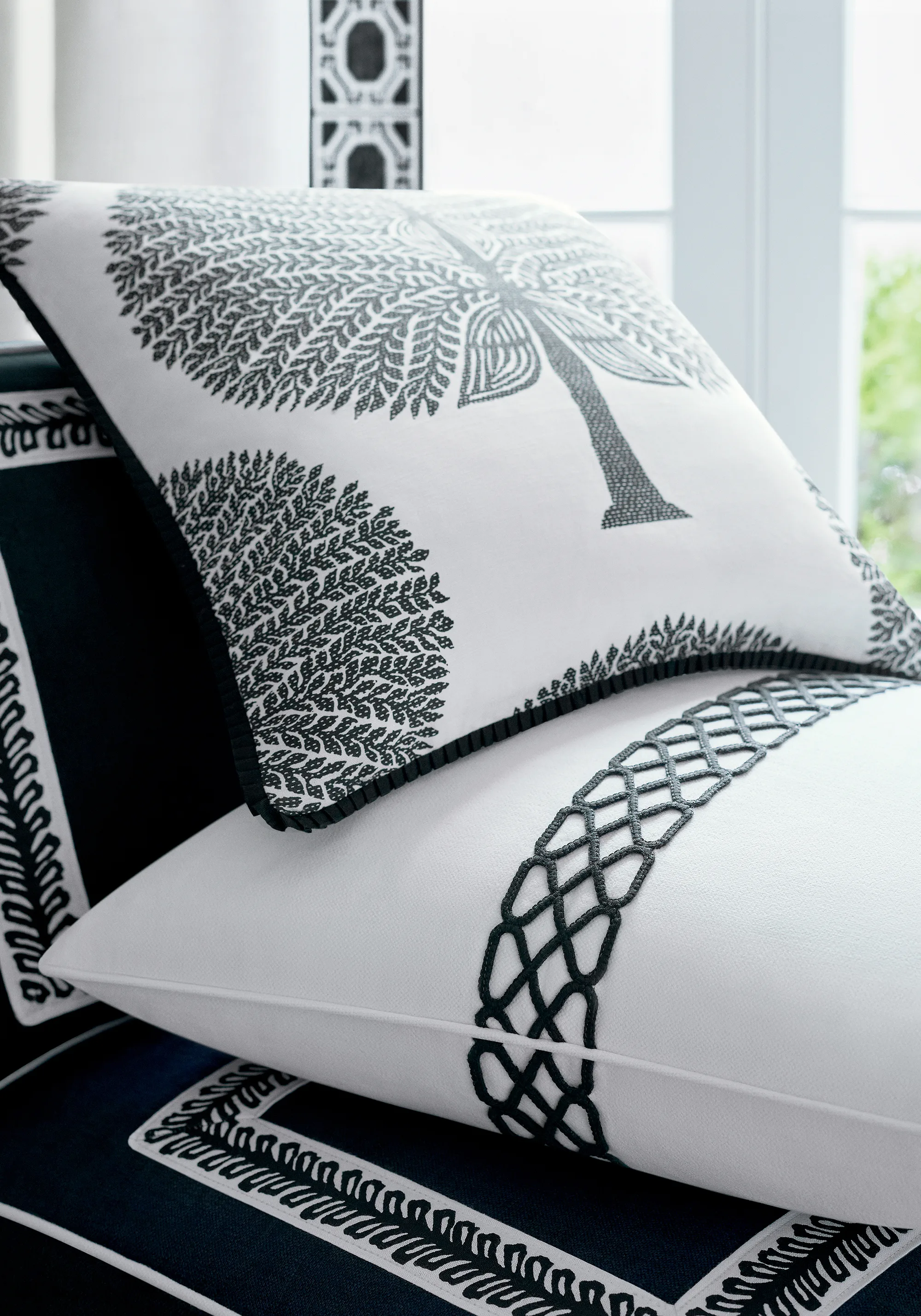 Thibaut Ripley Applique in Onyx (E12030)