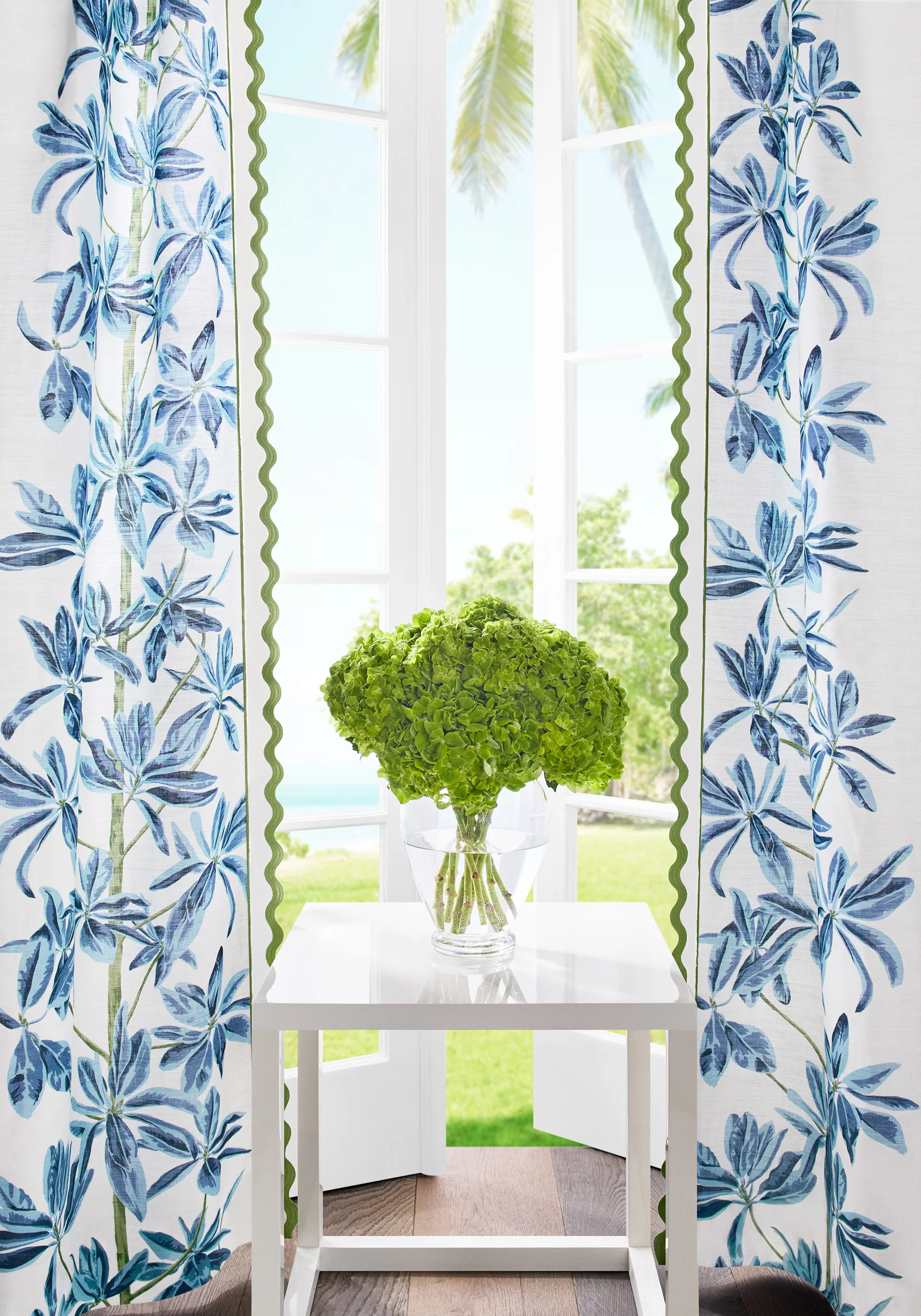Thibaut Wave Tape in Kelly on Linen (E12337)