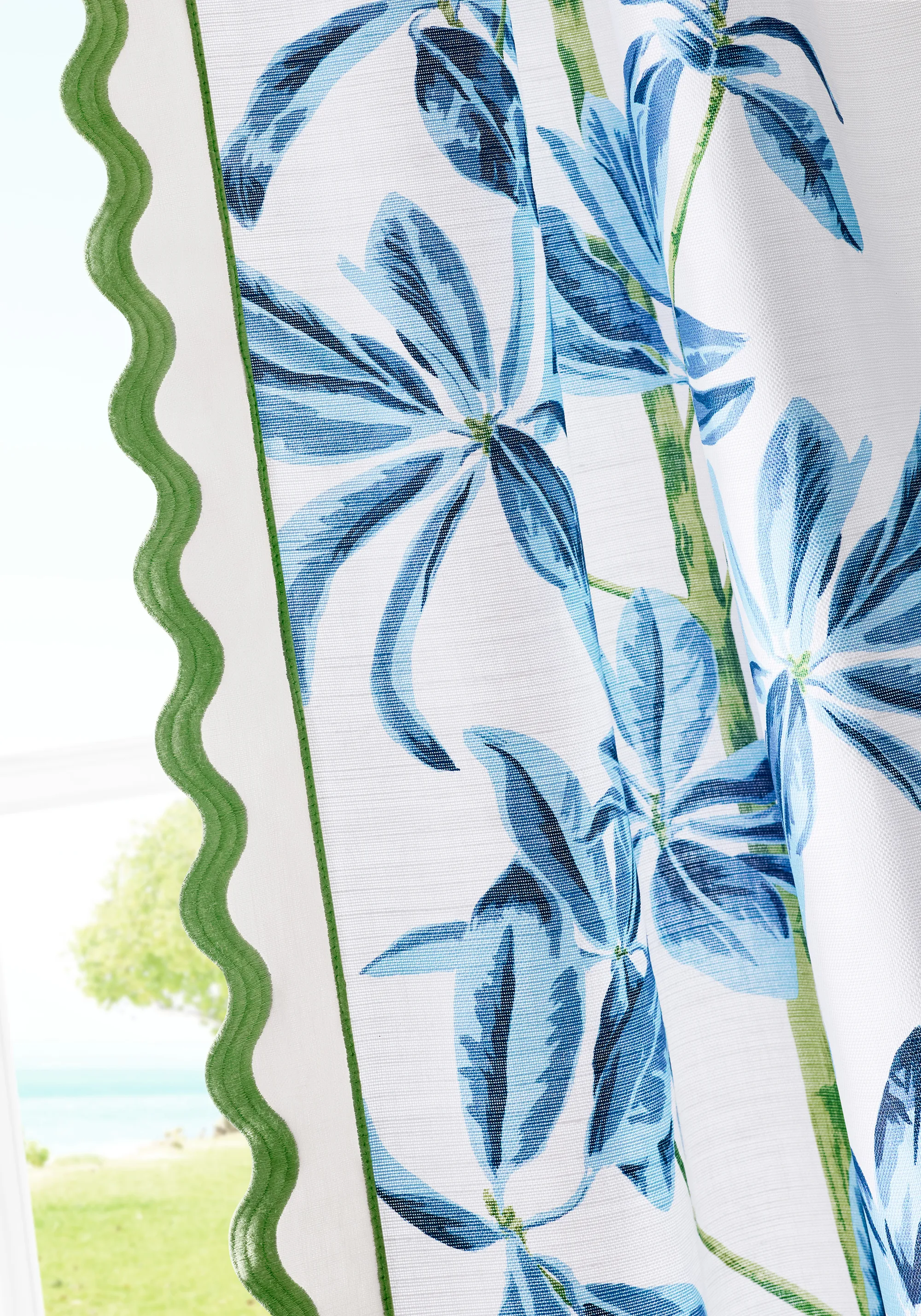 Thibaut Wave Tape in Kelly on Linen (E12337)